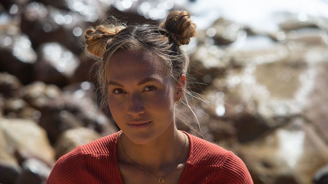 Ein Beach-Styling für die Haare, welches praktisch und super cute zugleich ist: Beachy Spice Buns – erfahrt hier,&nbsp; was ihr für das trendige Hairstyling benötigt.