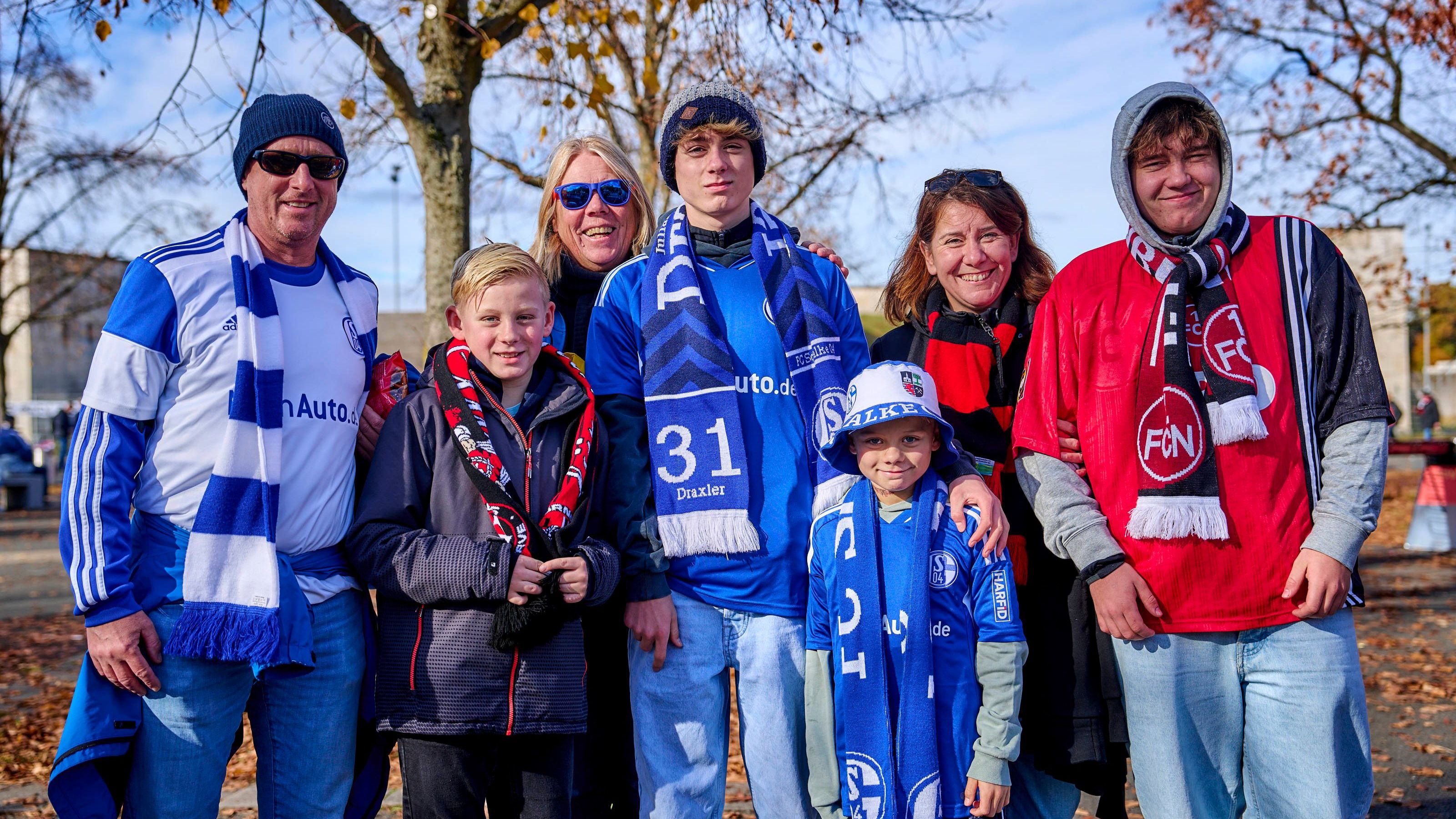 <strong>1. FC Nürnberg - FC Schalke 04: Spektakuläre Choreo bei Zweitligaduell</strong><br>Die Fanfreundschaft der beiden Traditionsvereine besteht schon seit über 30 Jahren. Zur genauen Entstehung kursieren viele Geschichten - eine davon besagt, dass sich die beiden Fangruppen auf Zugfahrten zu Auswärtsfahrten kennenlernten und sich daraus eine enge Freundschaft entwickelte.&nbsp;