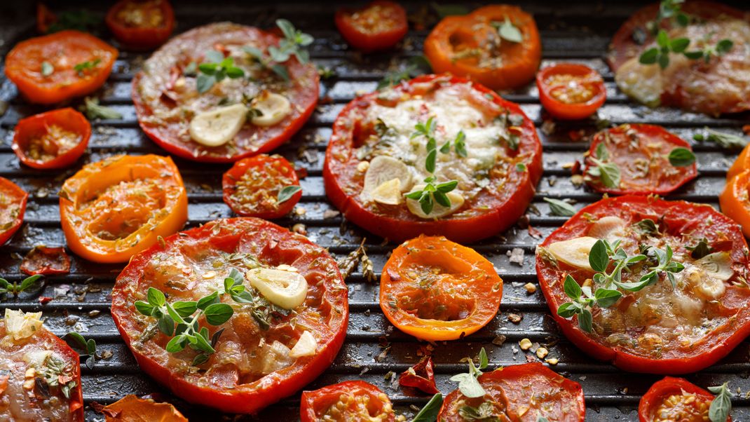 Du kannst den Mozzarella auch direkt in Scheiben auf das Gemüse legen, das du wiederum auf den Grill legst.