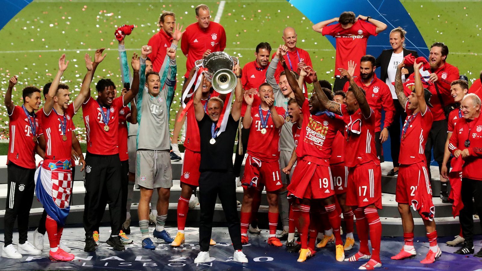 
                <strong>Die ganz langfristige Variante: Tuchel und die Bayern</strong><br>
                Es ist ein kurioses Stück bayerischer Klubgeschichte: 2018 ließen sich zögerliche Münchner Tuchel durch die Lappen gehen, der stattdessen bei PSG anheuerte – während der FCB am Ende Niko Kovac präsentierte. Ausgang bekannt. Mittlerweile coacht Triple-Trainer Hansi Flick die Bayern und sitzt so fest im Sattel, wie es nur geht. Ein Rauswurf scheint auch in absehbarer Zukunft ausgeschlossen, doch wird der 55-Jährige immer wieder als möglicher Bundestrainer ins Gespräch gebracht. Die aktuell wohl beste Klubmannschaft der Welt für die Nationalmannschaft zu verlassen klingt wild. Aber: Sollten sich die Wege der Münchner und Flick irgendwann trennen und Tuchel eine lange Pause einlegen, würde der Krumbacher sicher auch beim Rekordmeister wieder ein heißes Thema werden.
              