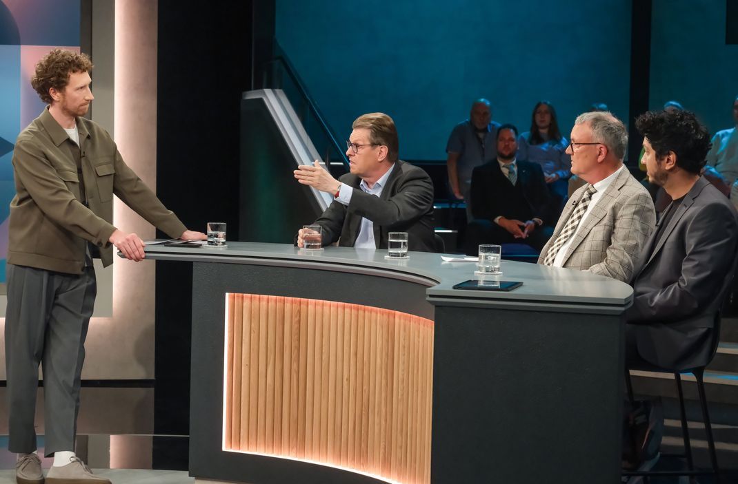SPD-Politiker Ralf Stegner (m.) spricht mit "Hart aber fair"-Moderator Louis Klamroth (l.).