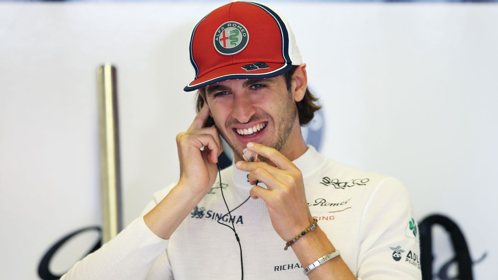 
                <strong>Antonio Giovinazzi (Alfa Romeo Racing)</strong><br>
                Der Teamkollege von Räikkönen heißt auch in der Saison 2020 Antonio Giovinazzi. Der Italiener zeigte nach anfänglichen Schwierigkeiten eine aufsteigende Tendenz, sicherte sich so sein Cockpit.Vertrag bis: Ende 2020
              