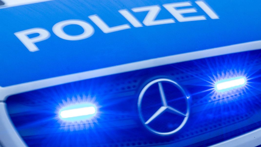 Ein Mann hat in Hamburg laut Polizei mutmaßlich erst seine Ehefrau und dann sich selbst erschossen.