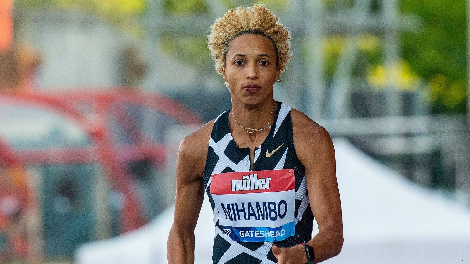
                <strong>Malaika Mihambo</strong><br>
                Weitspringerin Malaika Mihambo (27) setzt auf Meditation. Und das mindestens fünfmal in der Woche. "Morgens und abends nehme ich mir dafür zwischen zehn und 20 Minuten Zeit", sagte sie dem "Spiegel". Zweimal reiste sie alleine mit dem Rucksack nach Indien, um das Ganze zu erlernen. "Man sollte dort unter anderem dreimal am Tag ganz stillsitzen, ohne zu zucken. Auf das Nicht-Denken konzentrieren oder auf das Körpergefühl", erklärte sie in der "Bild". "Für mich bedeutet Meditation auch, sich mit sich selbst auseinanderzusetzen, sich selbst kennenzulernen und sich zu reflektieren. Um dann eben im Wettkampf, aber auch im Alltag, Dinge verändern zu können."
              