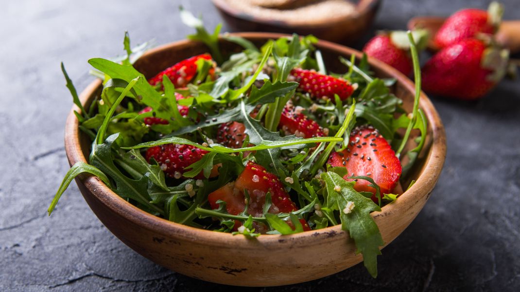 Frisch und fruchtig - diese Mischung aus Rucola-Spinat-Salat und Beeren schmeckt einfach super.