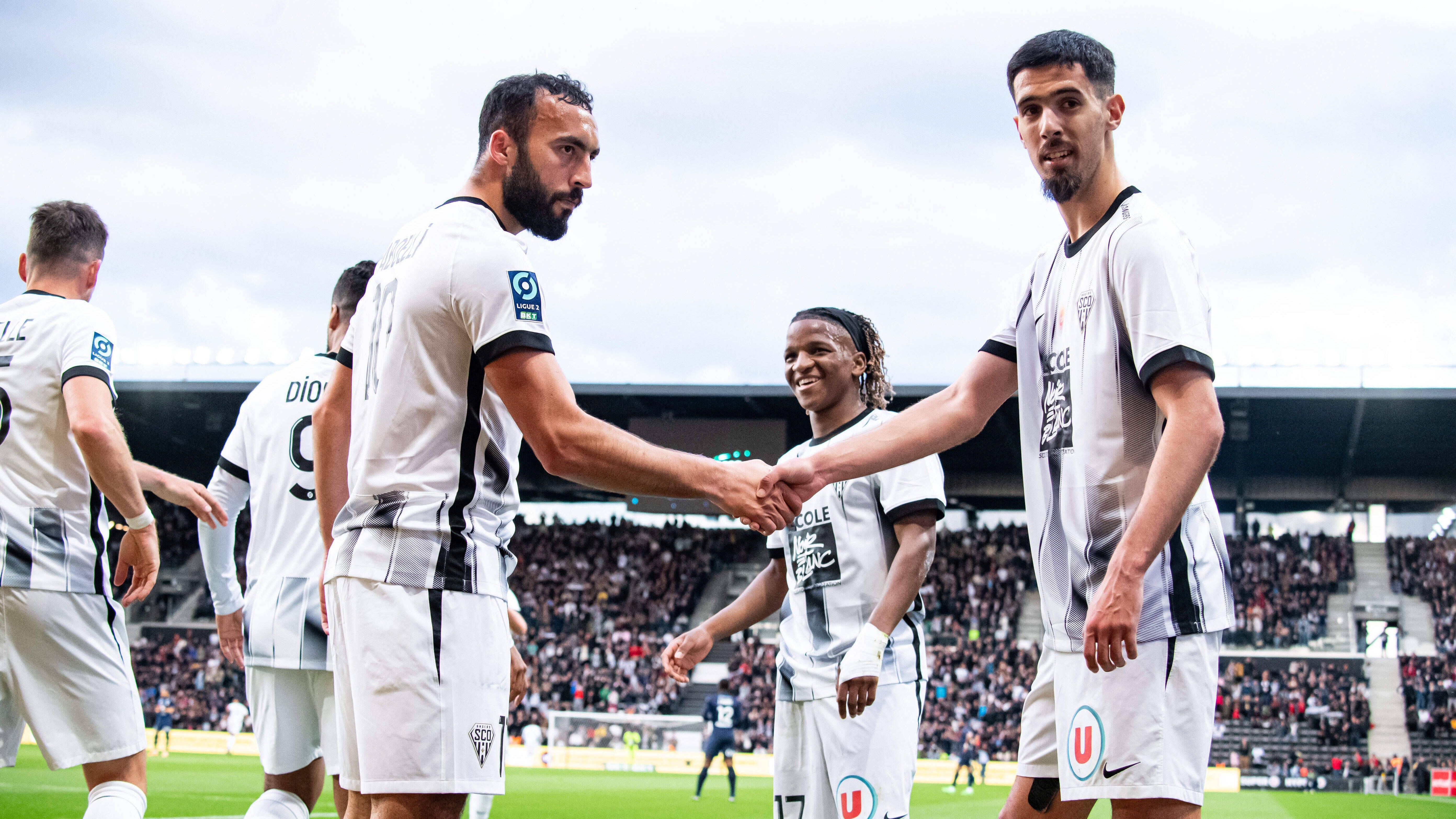 <strong>Angers SCO (Frankreich)</strong><br>Hinter Auxerre schaffte Angers SCO als zweites Team den direkten Wiederaufstieg in Frankreich. Der Tabellenzweite der Ligue 2 schloss die Saison 2023/24 mit 68 Zählern ab. Auch bei Angers hat mit Lois Diony der erfolgreichste Torschütze 15 Treffer auf dem Konto. Nach dem bislang letzten Aufstieg in die Ligue 1 im Jahr 2015 hielt sich Angers acht Jahre lang im Oberhaus.