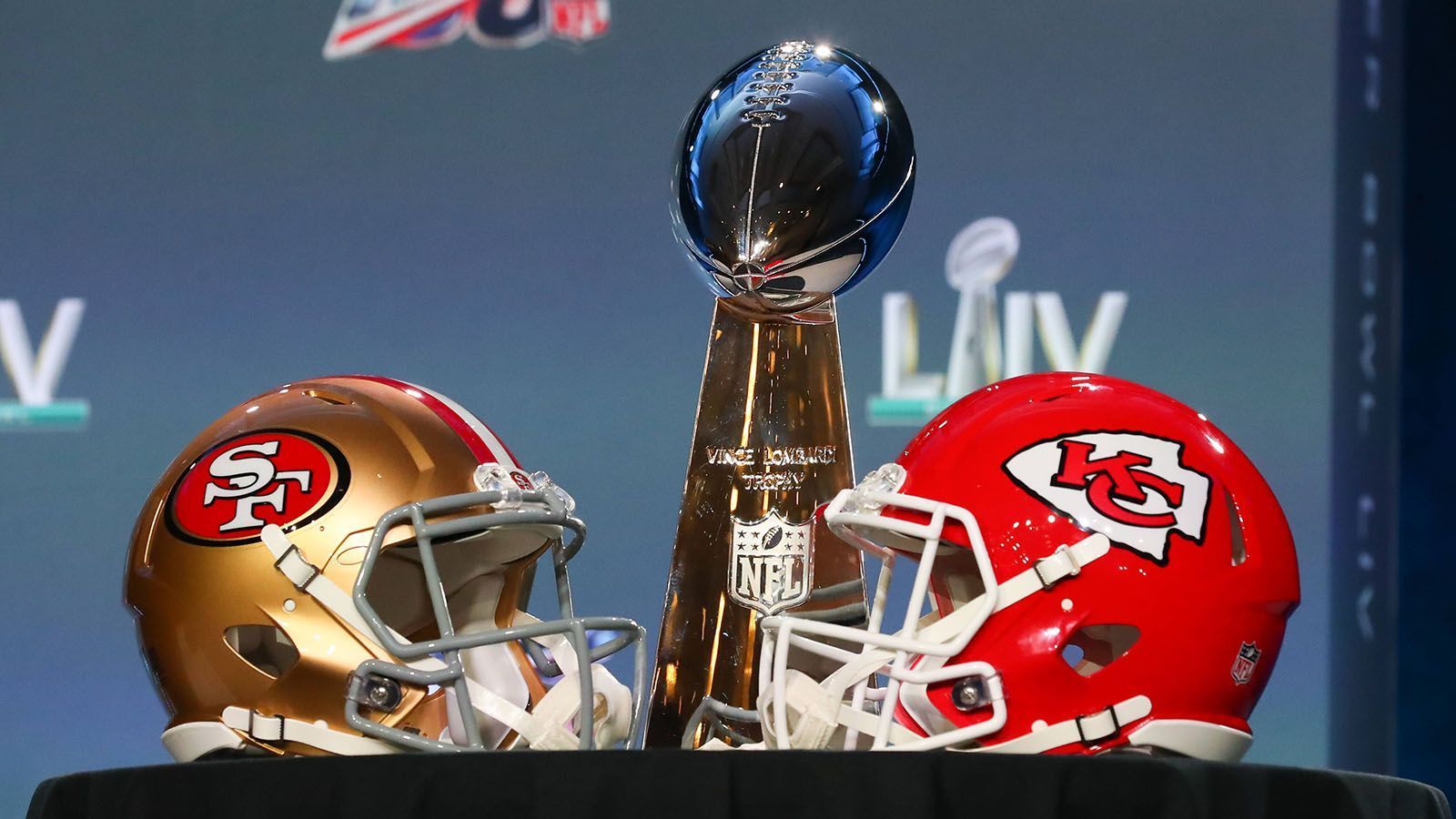 
                <strong>49ers vs. Chiefs: Diese Spieler haben bereits einen Super Bowl gewonnen</strong><br>
                Den Super Bowl zu gewinnen ist für jeden NFL-Profi das Größte. Wenn sich im Super Bowl 54 die San Francisco 49ers und die Kansas City Chiefs gegenüber stehen, gibt es einige Spieler, die das Gefühl des Super-Bowl-Triumphs schon kennen. ran.de zeigt, wer die Vince Lombardi Trophy schon mal in die Höhe recken durfte.
              