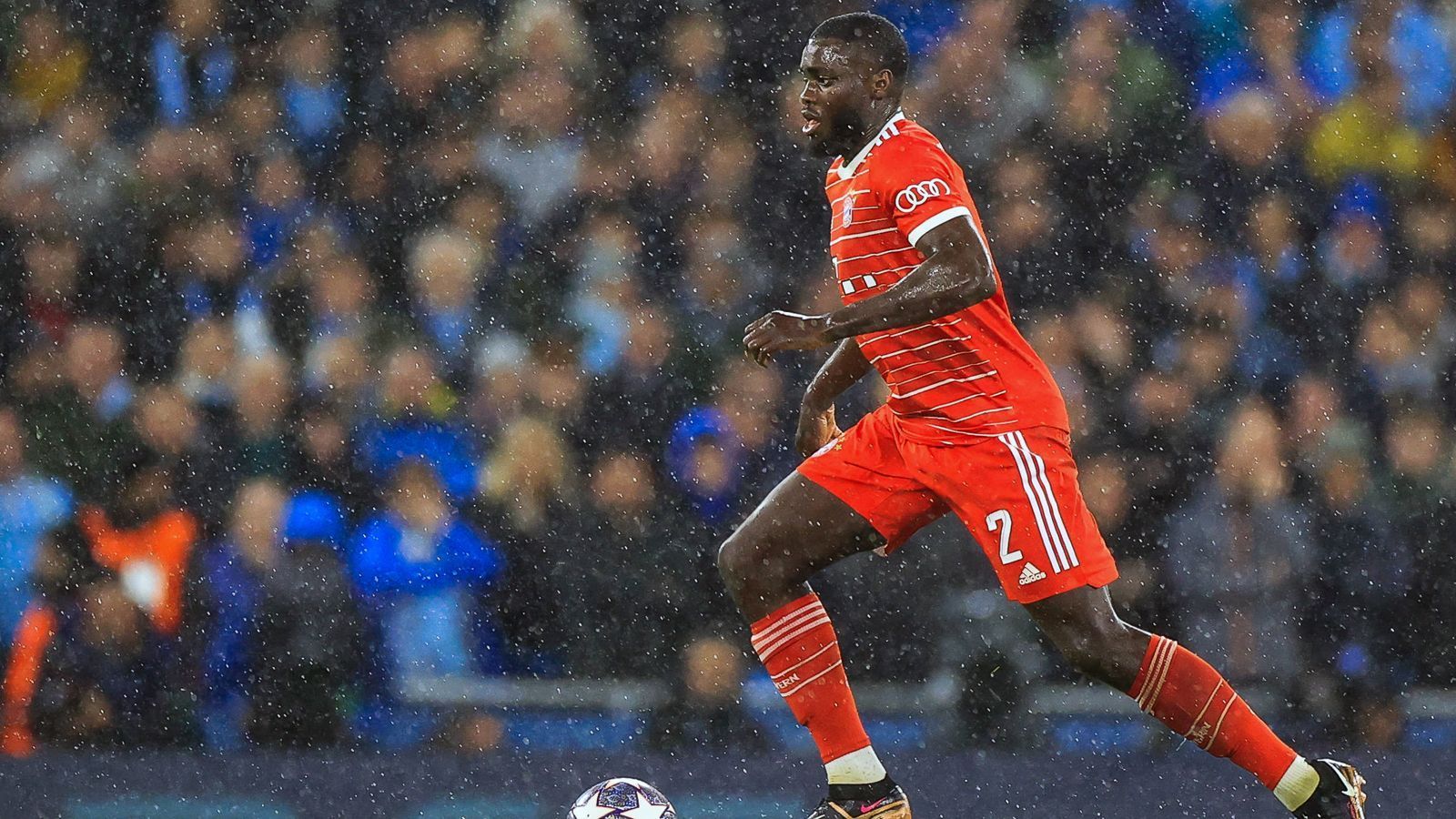 
                <strong>Dayot Upamecano (FC Bayern München)</strong><br>
                Muss sich vor allem mit Erling Haaland auseinandersetzen. Lässt sich in der 21. Minute zu schnell aus der Abwehrkette locken und ermöglicht dem Norweger damit eine riesige Chance. Wie schon häufiger in dieser Saison lässt er einem Fehlpass dann gleich drei, vier weitere folgen. Dem zweiten Gegentreffer geht ein katastrophaler Ballverlust von ihm voraus. ran-Note: 5
              