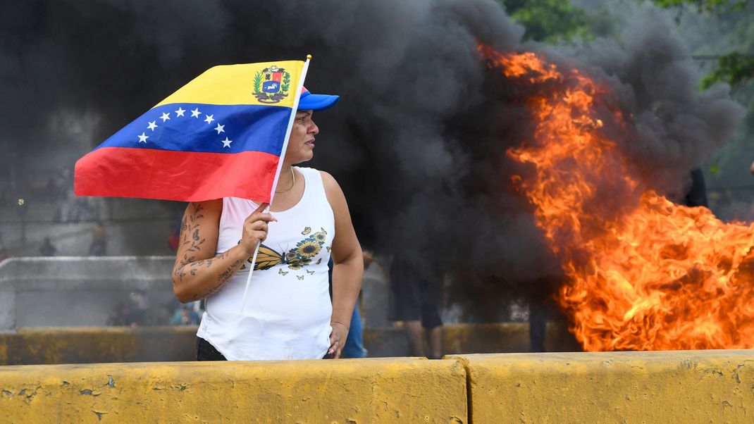 Demonstrant:innen protestieren am Tag nach der Präsidentenwahl gegen das offizielle Wahlergebnis, das die Wiederwahl von Präsident Maduro bestätigt. 