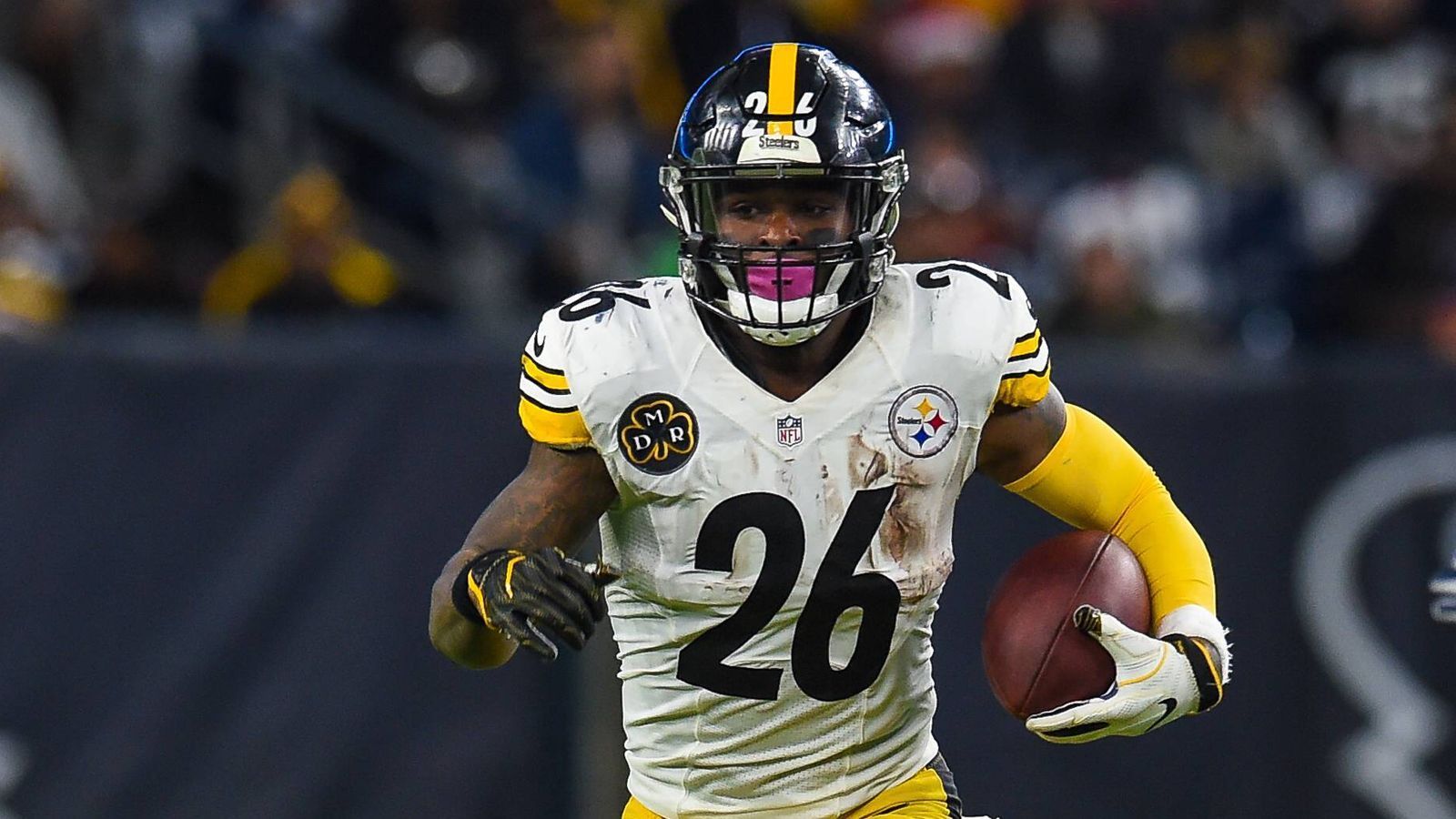 
                <strong>1. Le'Veon Bell (Pittsburgh Steelers)</strong><br>
                Nach längerer Sendepause wird er ab März wieder im Mittelpunkt stehen. Spätestens. Es ist eine der spannendsten Personalien. Sein Holdout hat ihm rund um Pittsburgh keine neuen Fans gebracht, und Spielpraxis fehlt ihm auch. Einer der besten seines Fachs ist der Running Back trotzdem. Wir sind gespannt, inwiefern sich sein Streik tatsächlich monetär auszahlt.
              