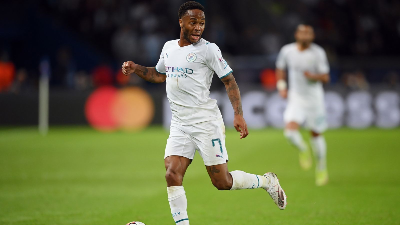 
                <strong>Raheem Sterling (Manchester City)</strong><br>
                Position: Linksaußen - Alter: 26 Jahre - Nationalität: England
              