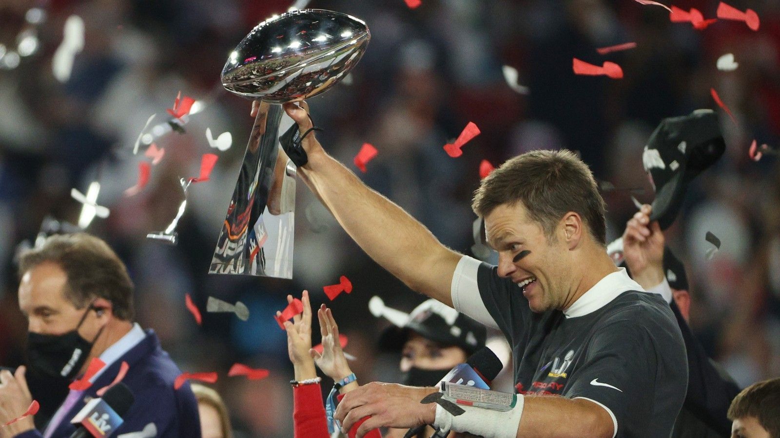 
                <strong>Mehr Titel als jede Franchise</strong><br>
                Tom Brady hat bei seinem siebten Super-Bowl-Sieg so manchen Rekord gebrochen. Nicht nur, dass dies noch keinem anderen Quarterback vor ihm gelungen ist. Der 43-Jährige übertrifft damit auch die Franchise-Rekorde der Pittsburgh Steelers und New England Patriots, denen als Team insgesamt sechs Triumphe gelangen. Es gibt nun also kein NFL-Team mehr, dem in seiner Geschichte genauso viele Titel gelungen sind wie TB12.
              