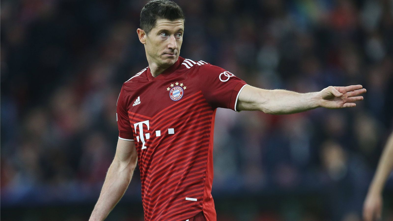 
                <strong>Angriff: Robert Lewandowski (FC Bayern München)</strong><br>
                Er ist der einzige Münchner in unserer Top-Elf: Robert Lewandowski. In zehn CL-Spielen traf der Pole 13 Mal und landete nur knapp hinter dem 15 Mal erfolgreichen Karim Benzema im Rennen um den besten Torschützen der Champions-League-Saison. Allerdings konnte auch er nicht das Ausscheiden des FCB im Viertelfinale verhindern, neun der 13 Treffer erzielte der Weltfußballer noch in der weniger wertvollen Gruppenphase.
              