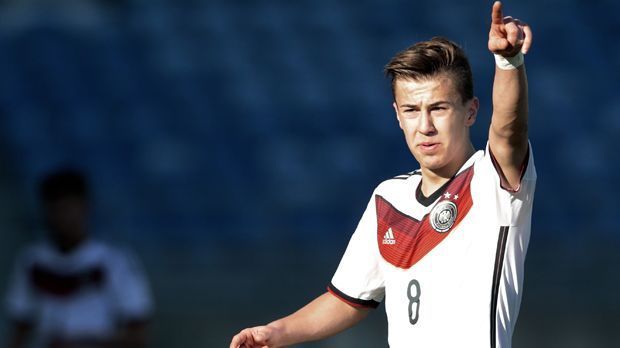 
                <strong>Mittelfeld: Niklas Dorsch</strong><br>
                Mittelfeld: Niklas Dorsch. Die EM verpasst er aufgrund eines Wadenbeinbruchs. Nun ist der Youngster vom FC Bayern München wieder fit. "Organisiert das Spiel bei uns aus dem defensiven Mittelfeld heraus. Niklas ist ein Spieler, dem ich zutraue, schnell im Profibereich anzukommen", charakterisiert der Coach seinen Vize-Kapitän.
              