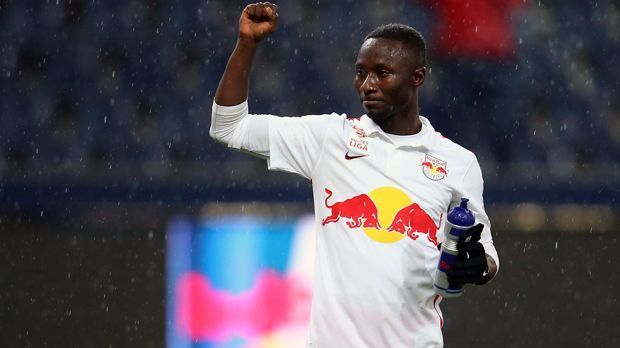 
                <strong>Zentrales Mittelfeld - Naby Keita</strong><br>
                Für gerade einmal geschätzte 1,5 Millionen Euro holte Salzburg 2014 den damals unbekannten Zweitliga-Spieler Naby Keita vom französischen Klub Istres. Innerhalb von zwei Jahren entwickelte sich der Nationalspieler Guineas zu einem international gefragten Mittelfeldmann. Schlussendlich bekam im Sommer 2016 - mal wieder - Leipzig den Zuschlag. Damals sollen zunächst rund 15 Millionen Euro Ablöse geflossen sein, doch durch eine Weiterverkausfbeteiligung am künftigen Liverpool-Profi dürfte sich Salzburgs Transfer-Gewinn in der Personalie Keita auf insgesamt 24 Millionen Euro belaufen. In seinen zwei Jahren in Salzburg erzielte der 22-Jährige 20 Treffer in 81 Pflichtspielen.
              