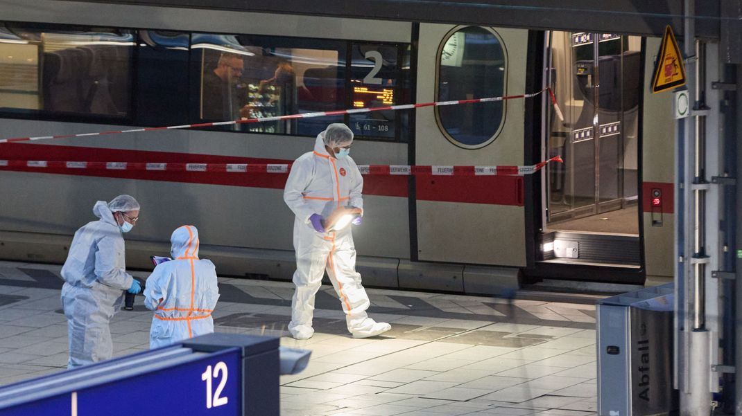 Spurensicherung im Einsatz nahe des Tatorts. 