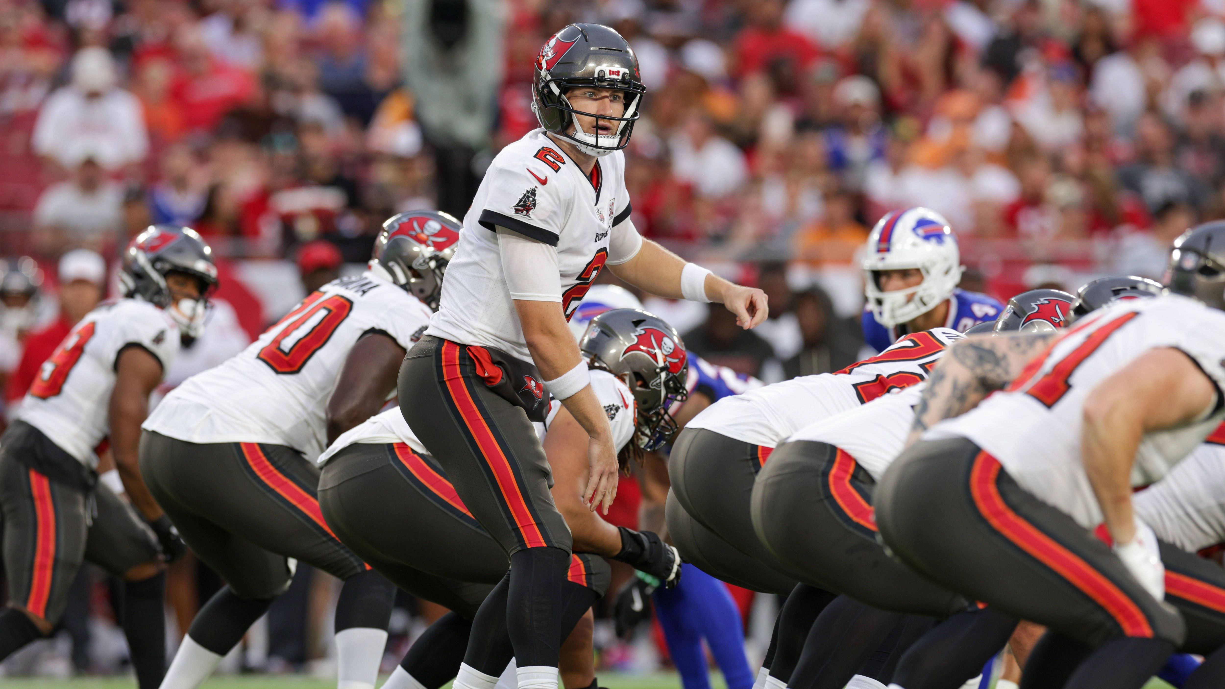 <strong>Kyle Trask (Free Agent)</strong><br>Der ehemalige Zweitrundenpick ist nach Jahren als Ersatz-Variante der Bucs auf dem freien Markt. Einst durfte er hinter Tom Brady lernen, dann kam Baker Mayfield. Die Bucs hatten in der Offseason Teddy Bridgewater verpflichtet, somit musste Trask gehen. In seiner NFL-Karriere kommt er gerade einmal auf elf Pässe. Doch er galt immer als vielversprechend. Er wäre eine günstige Alternative mit Potenzial zur Überraschung.