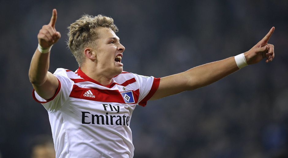 
                <strong>Fiete Arp (17 Jahre, Hamburger SV) </strong><br>
                Fiete Arp hat erst 125 Minuten in der Bundesliga gespielt, hat mit seinen beiden Toren aber bereits mächtig für Furore gesorgt. Er gilt als eines der größten Stürmer-Talente der Welt. Sämtliche Top-Vereine sind an ihm interessiert. Der Vertrag von Arp läuft lediglich bis Sommer 2019. Der HSV möchte unbedingt verlängern. Sollte aber der Investor Klaus-Michael Kühne im Zuge des Streits um den neuen Aufsichtsrat wirklich aussteigen, braucht der HSV Geld. Die Bayern könnten sich dadurch frühzeitig den potentiellen deutschen Nationalstürmer der Zukunft sichern.
              