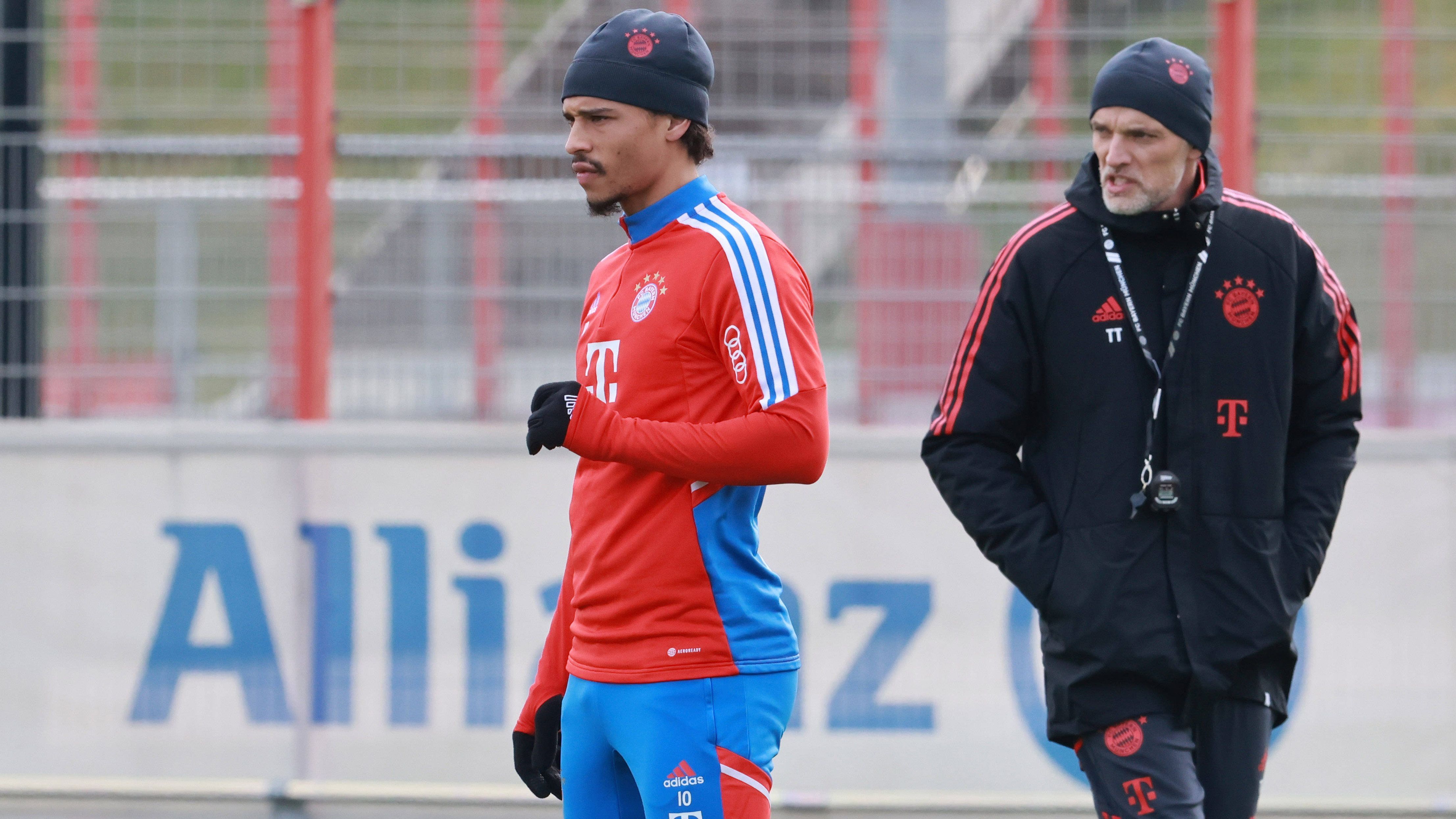 
                <strong>Gewinner: Leroy Sane</strong><br>
                Beim kriselnden Sane ist Tuchel als Psychologe gefragt. Im ersten Training nahm sich der Trainer nicht nur anschließend lange Zeit für ein Einzelgespräch mit dem Sorgenkind, sondern verpasste dem Flügelflitzer vor der ersten Laufeinheit einen väterlichen Tritt. Gut möglich, dass Sane unter dem neuen Coach wieder zurück zu alter Stärke findet - und dann auch konstant bleibt.
              