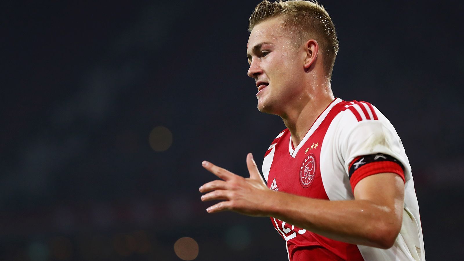 
                <strong>Matthijs de Ligt</strong><br>
                Macht Matthijs de Ligt so weiter wie bislang, ist er der nächste große Abwehr-Star: Angeblich haben ihn der FC Barcelona, Manchester City, Tottenham Hotspur und auch der FC Bayern im Visier. Der Innenverteidiger spielt auch bereits seit seiner Jugend bei Ajax, im Jahr 2016 gab der heute 19-Jährige sein Debüt für die Profis. Inzwischen ist er sogar schon Kapitän der Mannschaft. Sein Debüt für die Elftal gab er im März 2017 noch unter Trainer Danny Blind, es folgten acht weitere Länderspiele. 
              