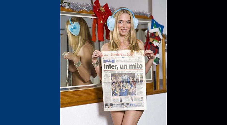 
                <strong>April Summers</strong><br>
                Die Gegenwart bei Inter Mailand ist verglichen mit glorreichen Vergangenheit ziemlich grau. Playboy-Model April Summers erinnert sich deshalb gerne an den letzten großen Triumph zurück, den europäischen Triple-Gewinn 2010. "Inter schreibt Geschichte", steht sinngemäß auf der Zeitungsseite, die April aufgehoben hat. Da sie dabei nur ein Höschen und formschöne Ohrenschützer trägt, qualifiziert sie dies für den 1-Uhr-Post.
              