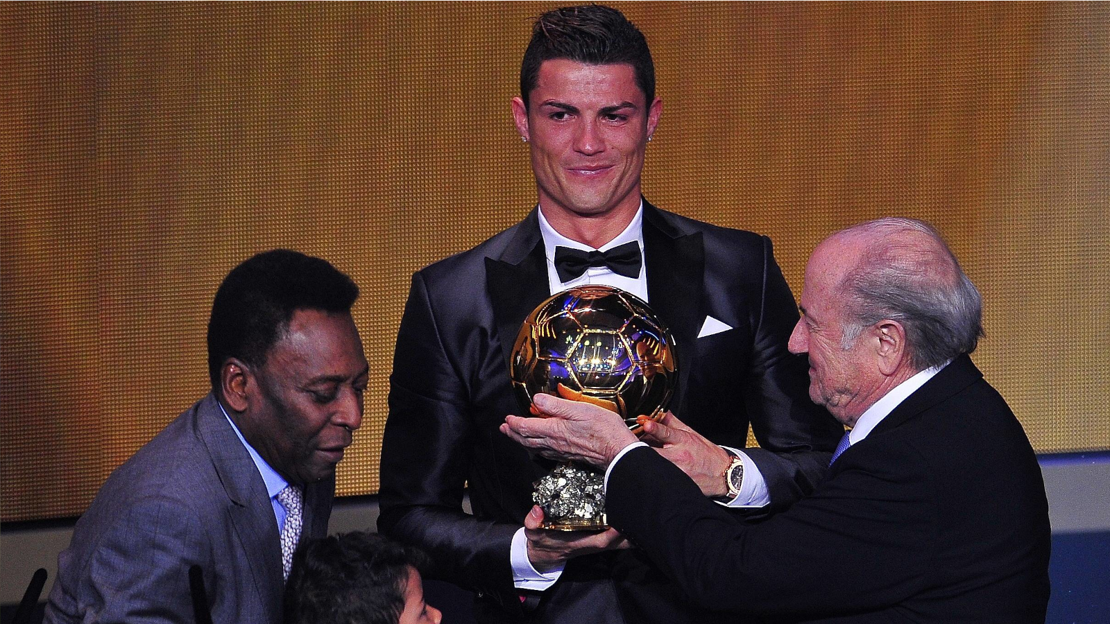 
                <strong>Zum zweiten Mal Weltfußballer</strong><br>
                In einer emotionalen Verleihung sichert sich Ronaldo im Jahr 2013 zum zweiten Mal den Titel des Weltfußballers - vor Lionel Messi und Franck Ribery. In der Saison 2011/12 schoss CR7 schon 46 Ligatore, 2012/13 waren es wieder starke 34 Tore.
              