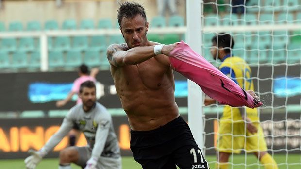 
                <strong>Alberto Gilardino</strong><br>
                Alberto Gilardino: Auch er ist schon viel herumgekommen. Der Weltmeister von 2006 ist mittlerweile 33 Jahre alt und im Sommer bei Serie-A-Klub US Palermo gelandet. Zuvor spielte er in China für den asiatischen Champions-League-Sieger Guangzhou Evergrande unter Trainer Marcello Lippi. Für Palermo traf Gilardino in der Serie A bislang drei Mal.
              