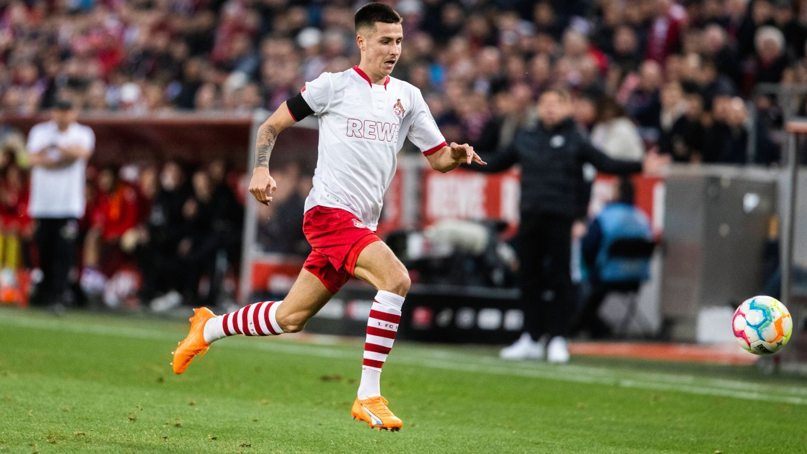 
                <strong>Denis Huseinbasic (21, 1. FC Köln)</strong><br>
                Es ist eine Geschichte wie aus einem Märchen. Im Mai 2022 spielte Denis Huseinbasic noch vor 550 Zuschauern in der Regionalliga Südwest, ein halbes Jahr später darf sich der Mittelfeldmann vom 1. FC Köln Europapokaltorschütze nennen. Der 21-Jährige glänzt im zentralen Mittelfeld des "Effzeh" mit Unbekümmertheit und Spielfreude. Dinge, die der Flick-Elf zuletzt immer mal abgingen. Gesetzt ist der Mann mit bosnischen Wurzeln zwar noch nicht, in seinen bisherigen Einsätzen glänzte er jedoch fast ausschließlich. Vielleicht wird er noch nicht in diesem März eingeladen, aber bei diesem steilen Aufstieg ist das nur eine Frage der Zeit.
              