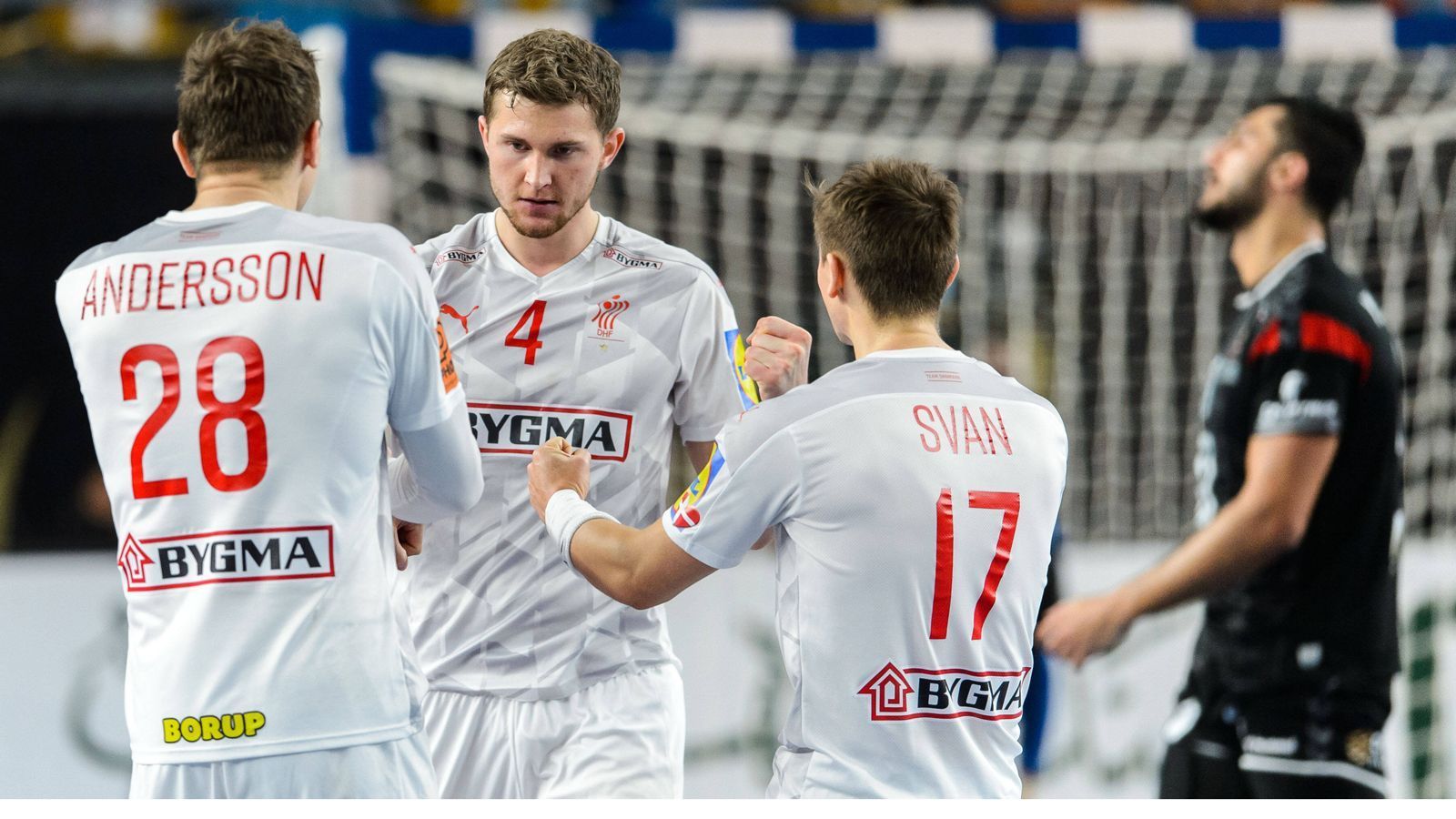 
                <strong>Handball Ticker</strong><br>
                Bildet den Innenblock mit Johannes Golla und fängt sich früh die erste Zeitstrafe ein und kurz danach die zweite und muss den Rest der Partie größtenteils von der Bank aus verfolgen. Der junge Kreisläufer muss Lehrgeld zahlen. ran-Note: 5
              