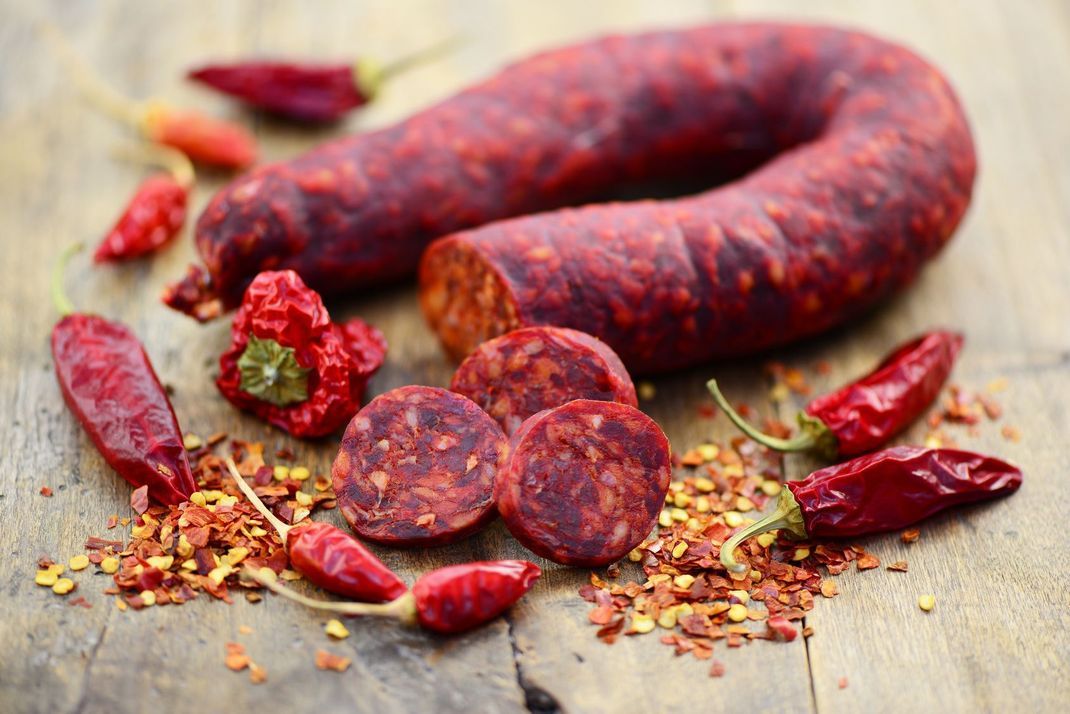 Die würzige Paprika-Salami verleiht dem Rührei eine besonders herzhafte Note. Vegetarier können die Wurst natürlich auch einfach weglassen.