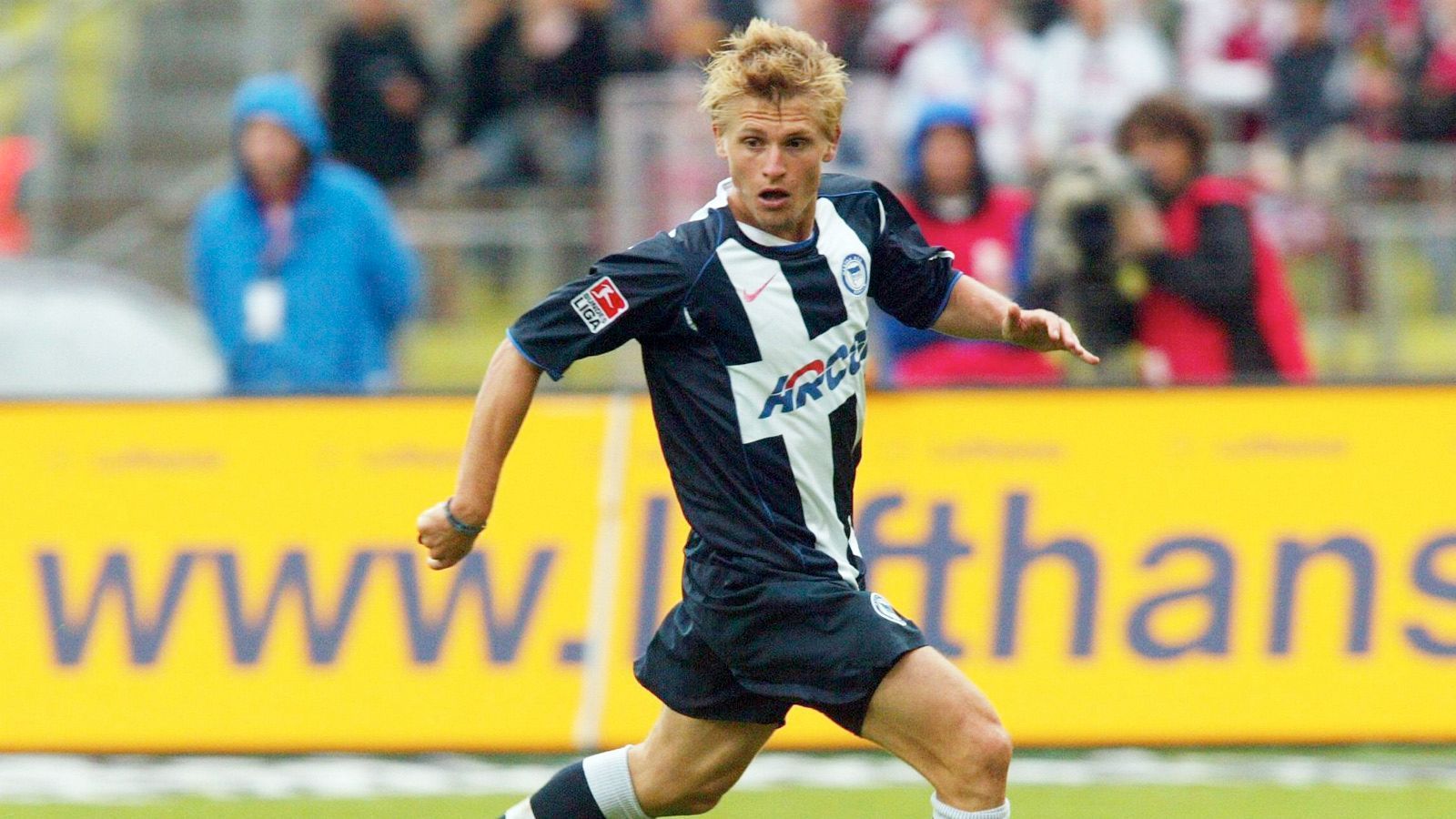 
                <strong>Angriff: Artur Wichniarek</strong><br>
                Gleich zweimal versuchte Artur Wichniarek in Berlin sein Glück, zweimal scheiterte er. Das erste Mal kam er 2003 ablösefrei von Arminia Bielefeld. 50 Treffer hatte er in den drei vorangegangenen Saisons erzielt. Doch bei der Hertha lief es nicht rund. Wichniarek kam allenfalls zu Kurzeinsätzen, sein Vertrag wurde nach zweieinhalb Jahren schließlich aufgelöst. 2009 dann der zweite Versuch. In Herthas Abstiegsjahr erzielte der Stürmer in der Bundesliga keinen einzigen Treffer. Damit war das Kapital Berlin für den Polen endgültig beendet. 
              