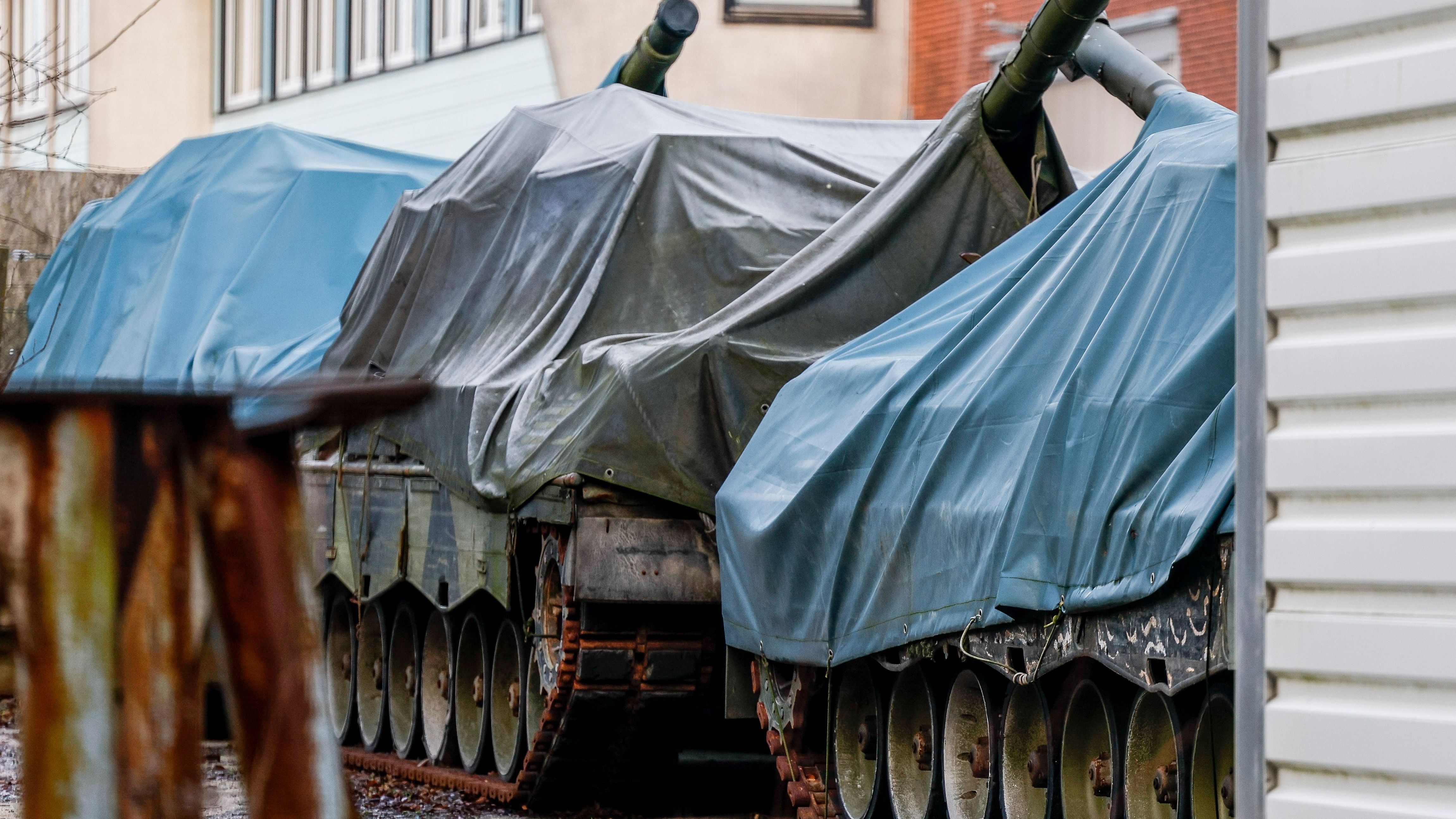 Mehrere Leopard-1-Kampfpanzer stehen auf dem Werksgelände der Flensburger Fahrzeugbau Gesellschaft (FFG). Die Bundesregierung genehmigt die Lieferung der Panzer an die Ukraine. 