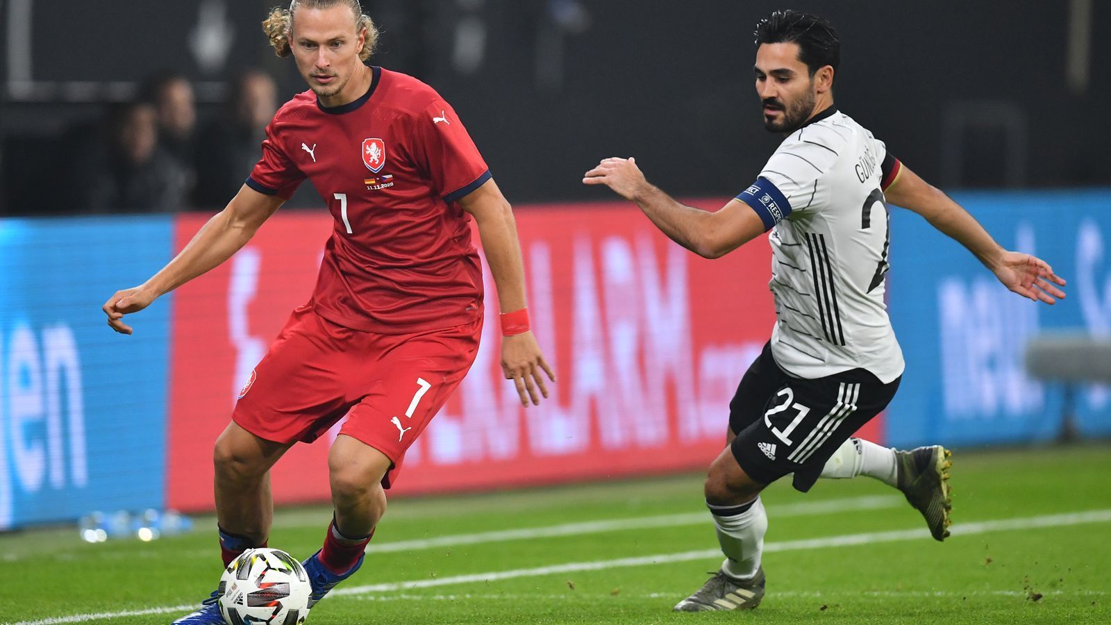 
                <strong>Ilkay Gündogan</strong><br>
                Der Mittelfeldspieler von Manchester City führte die junge Mannschaft als Kapitän aufs Feld. Spielte mit all seiner Routine souverän, aber ohne zu glänzen. Blieb zur Halbzeit draußen. ran-Note: 3
              