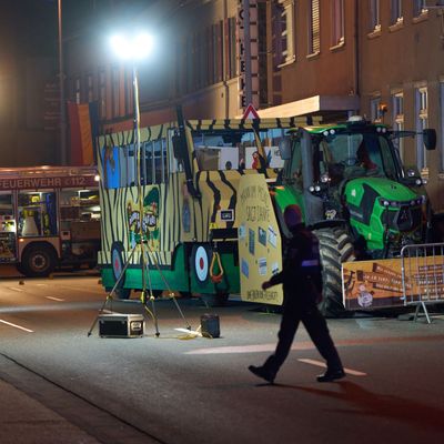 10.02.2024, Rheinland-Pfalz, St.Goarshausen: Polizeibeamte sichern Spuren an einem Karnevalswagen, nachdem ein Fußgänger überrollt worden war. 