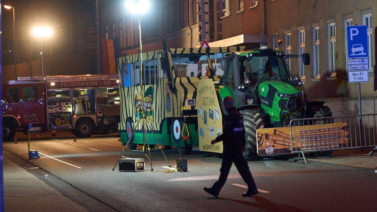10.02.2024, Rheinland-Pfalz, St.Goarshausen: Polizeibeamte sichern Spuren an einem Karnevalswagen, nachdem ein Fußgänger überrollt worden war. 