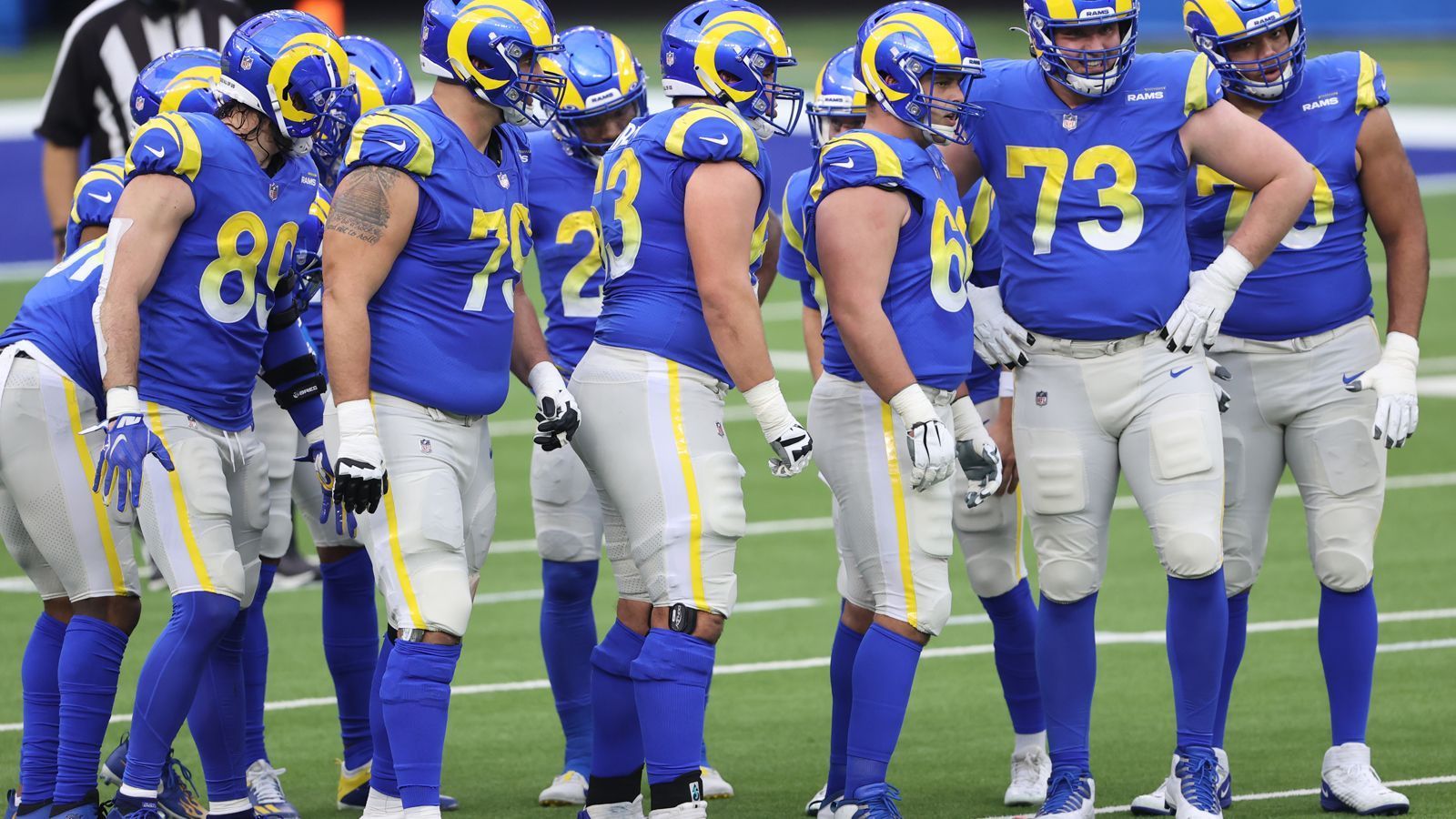 
                <strong>Los Angeles Rams: Offense</strong><br>
                Die Rams haben nach dem Stafford-Trade eine der komplettesten Offensiven der NFL. Lediglich die Interior Offensive Line ist nur durchschnittlich besetzt und bedarf einer Verbesserung. Der letztjährige Starting-Center Austin Blythe ist zu den Kansas City Chiefs gewechselt - aktuell ist Brian Allen als Starter gelistet. Allen verpasste jedoch mit einer hartnäckigen Knieverletzung die vergangenen anderthalb Jahre - die Rams brauchen zumindest eine Alternative auf der Position.
              