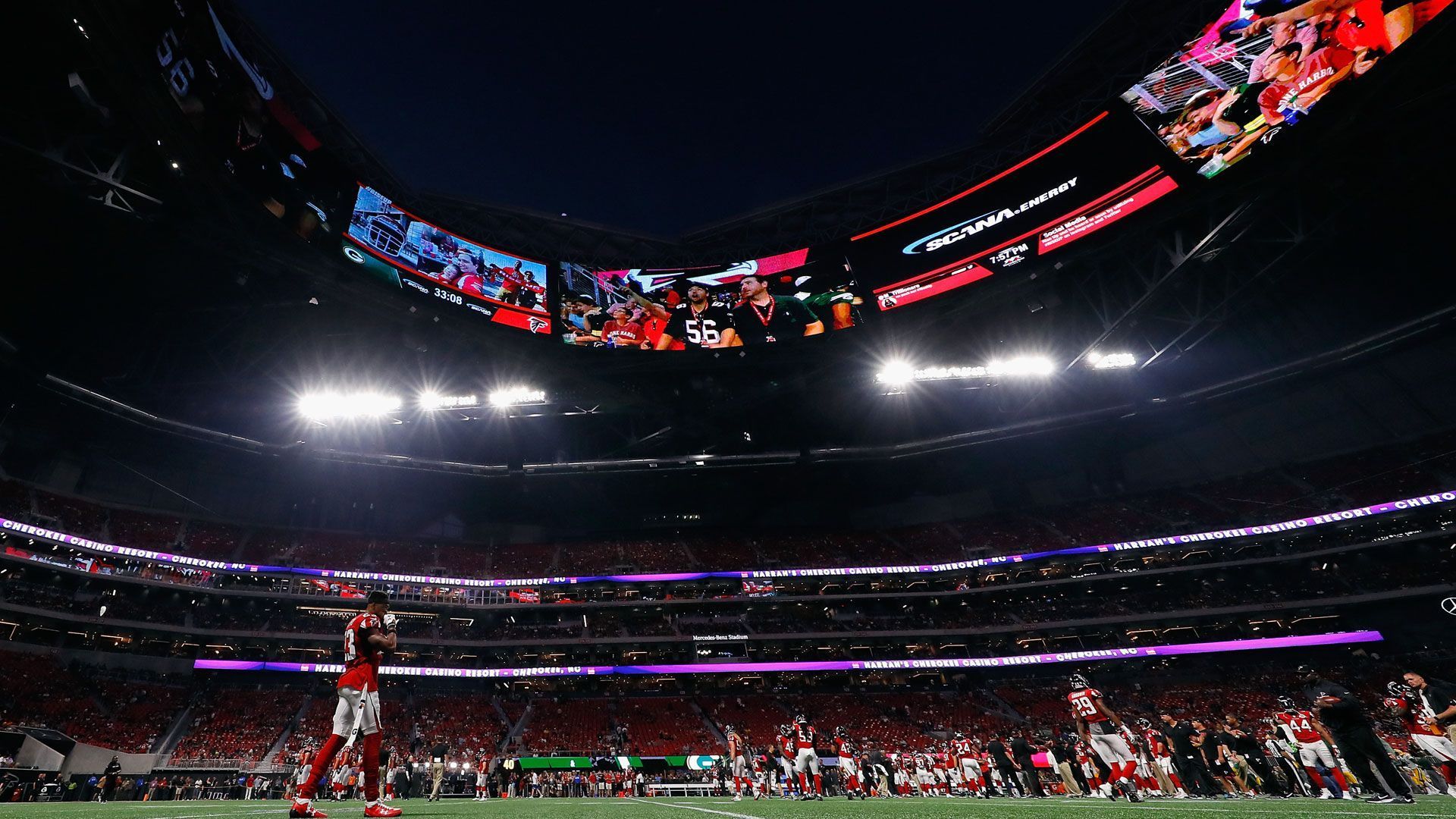 
                <strong>Platz 30 (geteilt): Atlanta Falcons</strong><br>
                &#x2022; Stadion: Mercedes-Benz Stadium<br>&#x2022; Preis für ein kleines Bier: 5 Dollar <br>
              