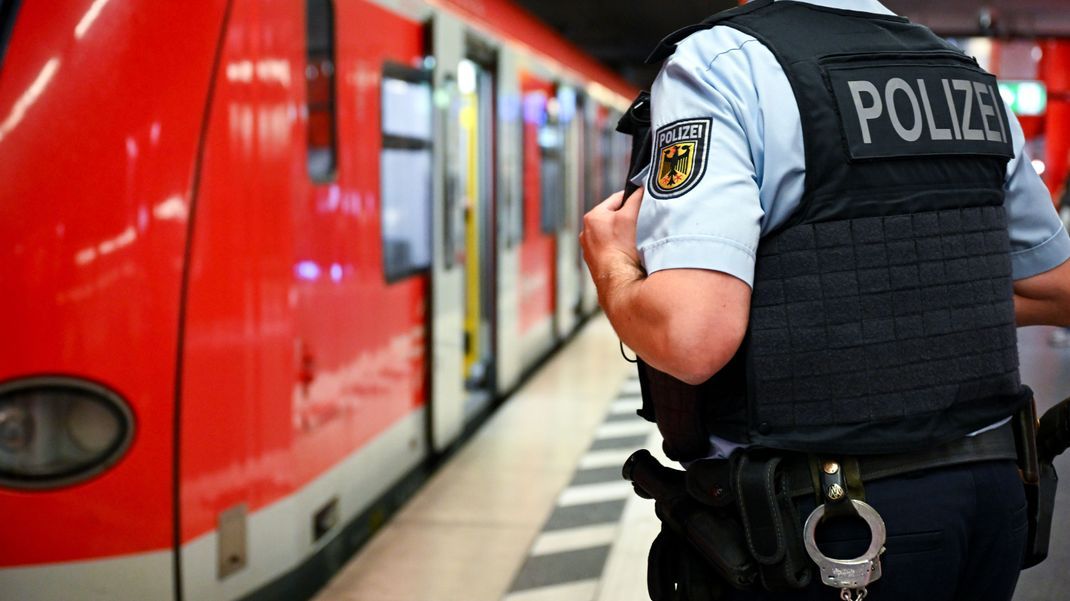 Ein Bundespolizist steht am Hauptbahnhof München an einer S-Bahn. 