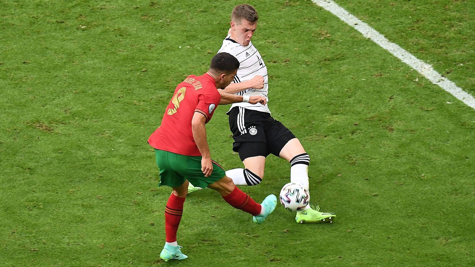 
                <strong>Abwehr: Matthias Ginter</strong><br>
                Matthias Ginter erledigt seinen Job als rechter Innenverteidiger solide und überzeugt durch gutes Aufbau- und souveränes Stellungsspiel. Gemeinsam mit Joshua Kimmich wird es für den Gladbacher darum gehen, die Kreise des Freiburgers Roland Sallai einzuengen, der die Franzosen beim 1:1 vor teilweise erhebliche Probleme stellte.
              