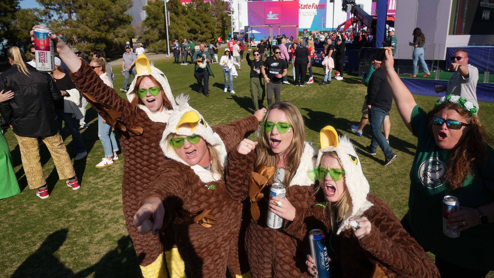 
                <strong>Super Bowl 2023: Die verrückten Fans der Philadelphia Eagles und Kansas City Chiefs </strong><br>
                Diese Gruppe hat lange vor dem Kickoff bereits eine Menge Spaß.
              