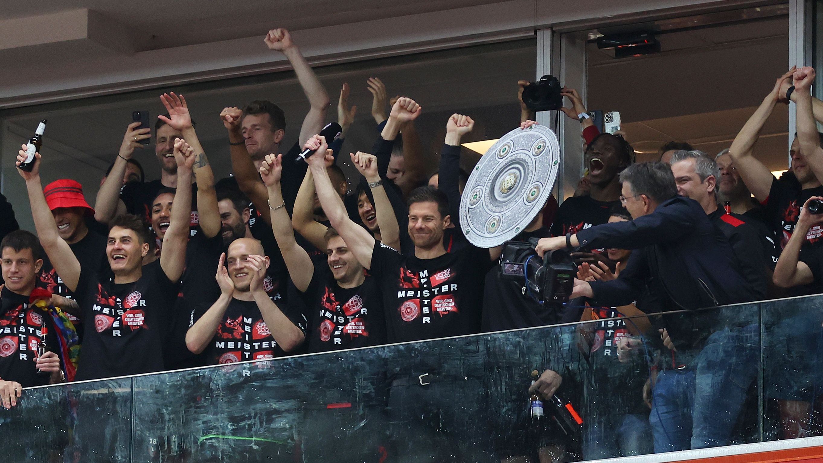 <strong>Bayer Leverkusen: Die besten Bilder der Meisterfeier</strong><br>Während oben auf der Tribüne die Mannschaft feiert ...