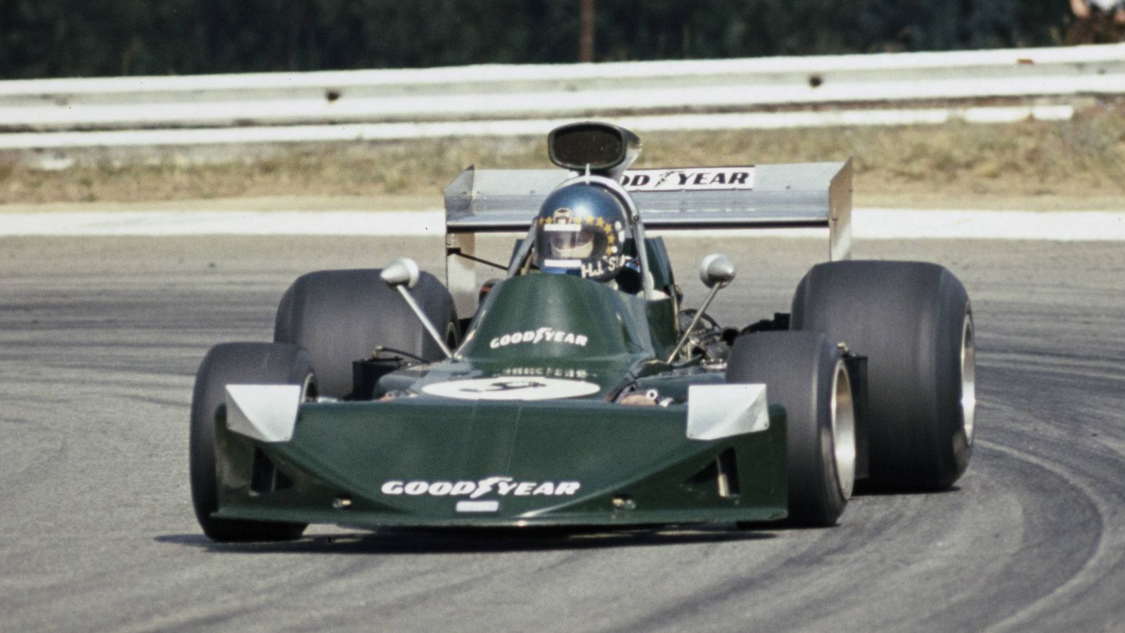 
                <strong>Hans und Hans-Joachim Stuck</strong><br>
                Hans-Joachim Stuck war in der Formel 1 erfolgreicher als der Papa, er absolvierte zwischen 1974 und 1979 für March, Brabham, Shadow und ATS 74 Rennen und holte zwei Podestränge. Den erhofften Sieg für seinen Vater fuhr er aber nicht ein. Eine deutsche Motorsport-Legende ist der frühere DMSB-Präsident trotzdem geworden, mit einem DTM-Titel (1990) und zwei Siegen in Le Mans (1986, 1987).
              