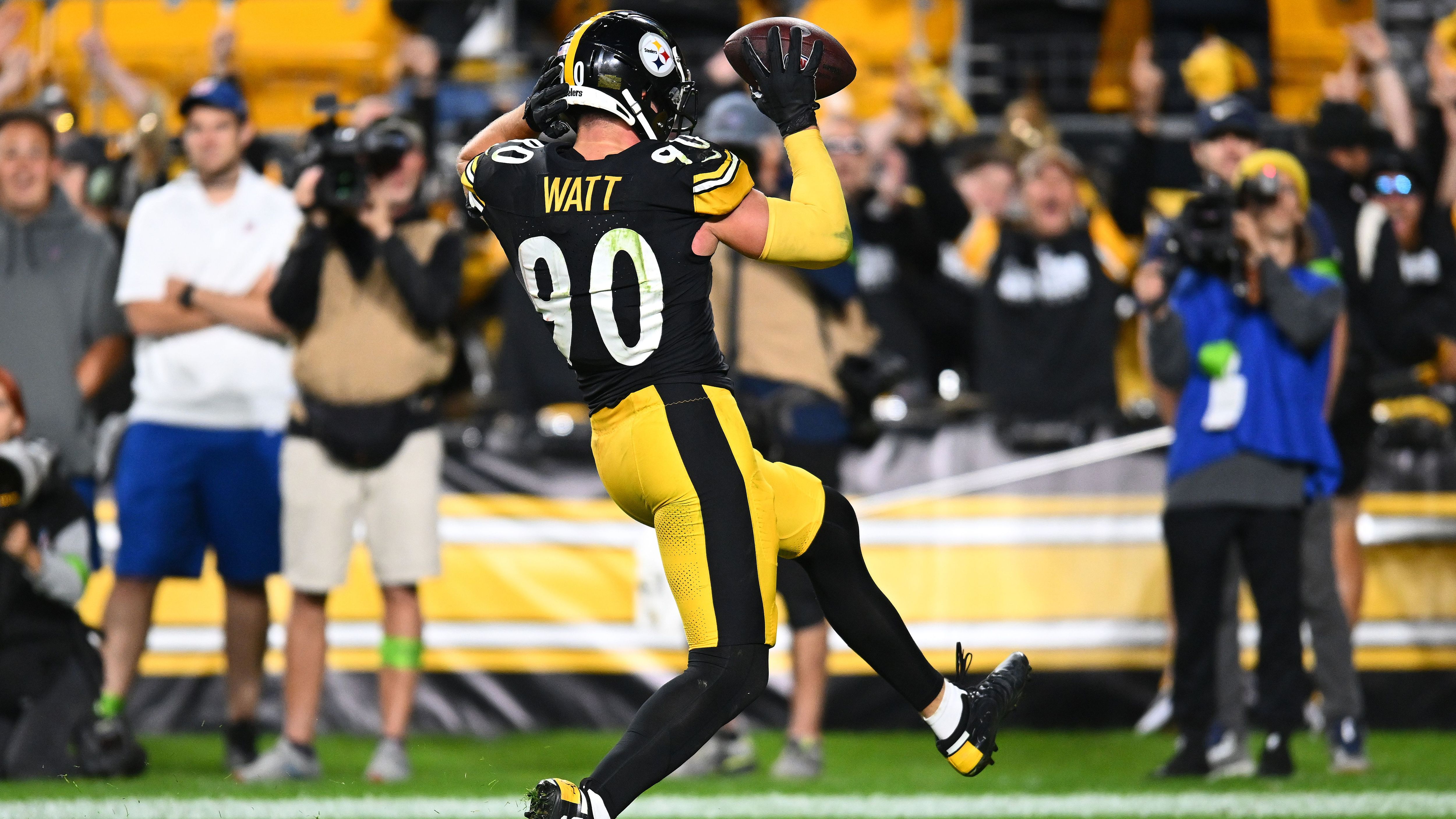 <strong>Gewinner: T.J. Watt (Pittsburgh Steelers)</strong><br>In Woche eins hatte die Defense der Pittsburgh Steelers keine Antwort auf die Offense der San Francisco 49ers und ließ 30 Punkte zu. Im wichtigen Divisions-Duell gegen die Cleveland Browns kamen die Steelers jedoch wieder. Zwei Touchdowns gelangen der Defense und damit einer mehr als der Offense. Einen davon erzielte Pass Rusher T.J. Watt.