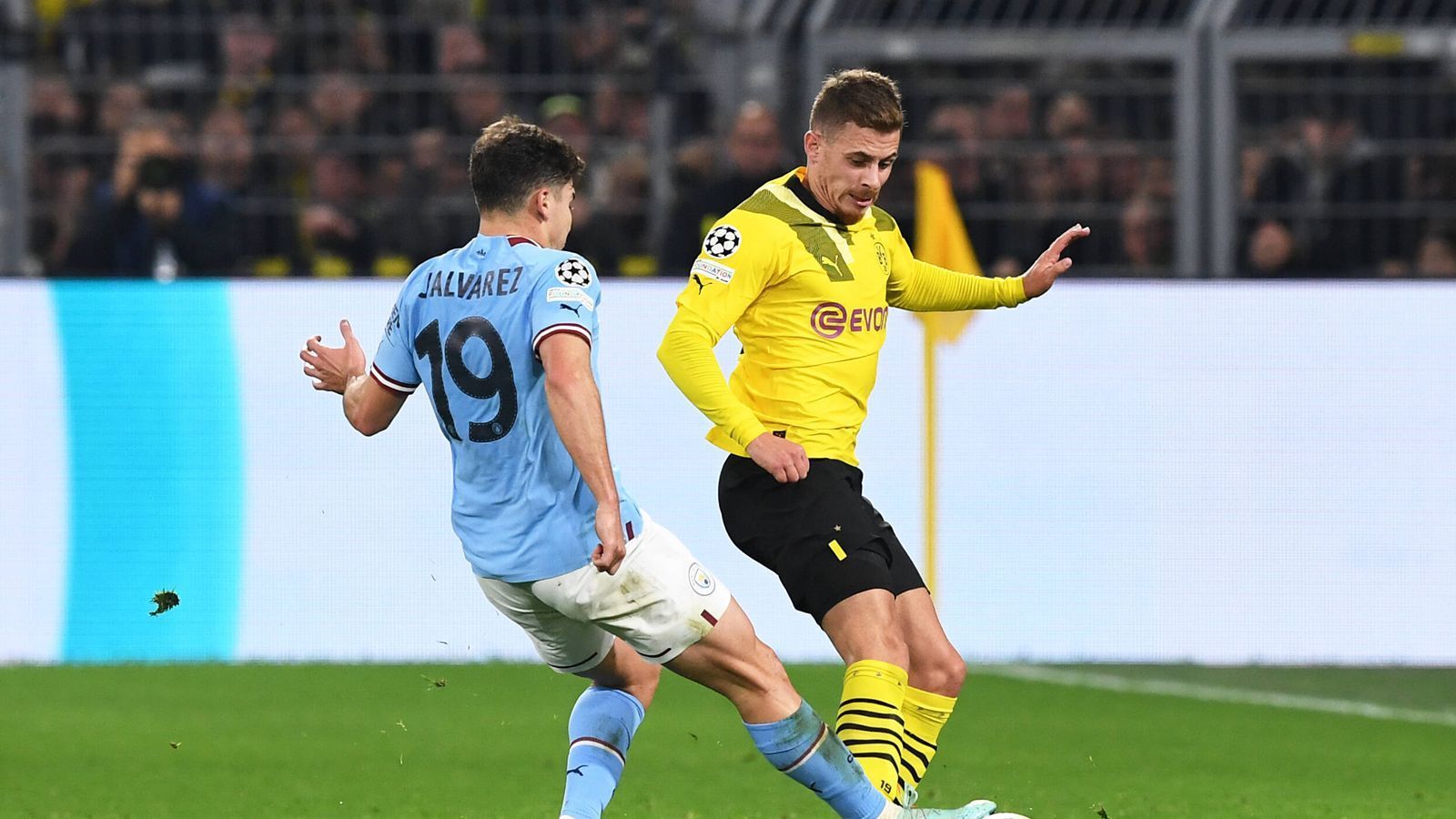 
                <strong>Thorgan Hazard</strong><br>
                Rückt für den verletzten Guerreiro in die Mannschaft auf die ungewohnte Position links hinten. Überzeugt wie die komplette BVB-Abwehrreihe mit seinem Defensivverhalten. Im Spiel nach vorne dafür überraschenderweise mit Luft nach oben. Leistet sich nach Balleroberung in aussichtsreicher Position Unsicherheiten. Nach der Pause mit ein, zwei Offensivaktionen, trotzdem hauptsächlich defensiv gebunden. In der 82. Minute für Wolf ausgewechselt. ran-Note: 3
              