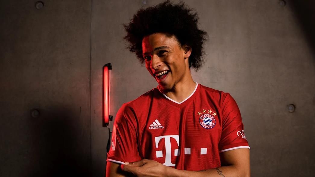 
                <strong>GEWINNER: Leroy Sane</strong><br>
                Zweifelsohne kann der Schritt zum FC Bayern und in die Bundesliga zum Meilenstein für Sane werden. Bei Manchester City hat er von Pep Guardiola zu selten die Einsatzzeiten bekommen, die er sich gewünscht hätte. Dazu steht ein Gehalt von rund 17 Millionen Euro pro Jahr im Raum. Außerdem spielt der 24-Jährige mit vielen seiner Nationalmannschaftskollegen zusammen. Win-win!
              