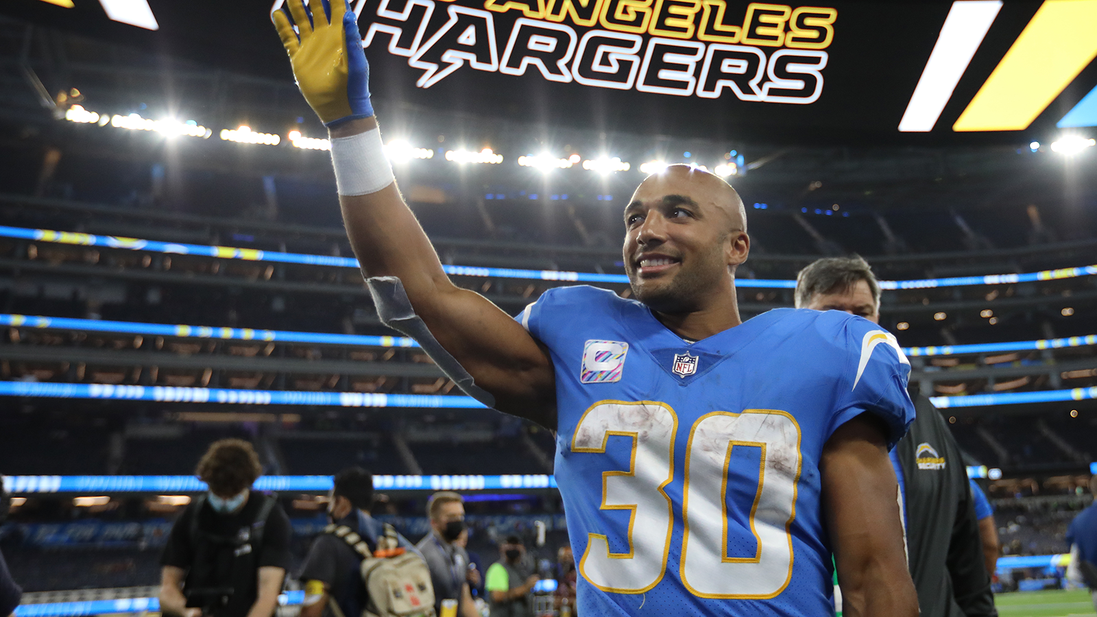 
                <strong>Gewinner: Austin Ekeler (Los Angeles Chargers)</strong><br>
                15 Carries reichten Austin Ekeler im Monday Night Game gegen die Las Vegas Raiders, um auf beeindruckende 117 Yards und einen Touchdown zu kommen. Das entspricht satten 7,8 Yards pro Laufversuch. Dazu kommen noch drei weitere Catches für 28 Yards und, wie sollte es auch anders sein, noch einen Touchdown. Ekeler und Justin Herbert - das passt dieses Jahr offensiv einfach wie Hintern auf Eimer!
              