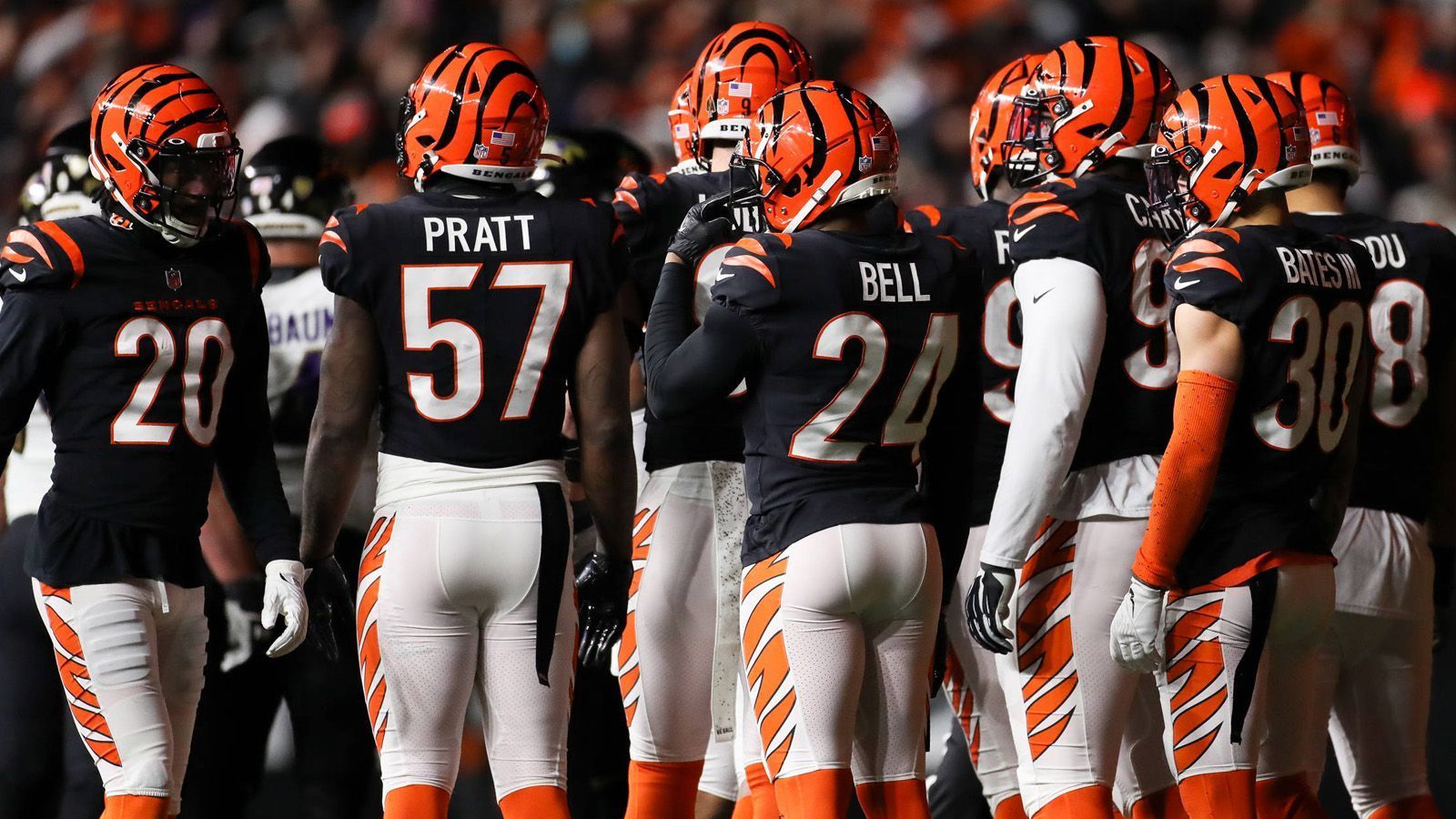 
                <strong>Cincinnati Bengals</strong><br>
                Bobby Wagner möchte Berichten zufolge für ein Team spielen, das um den Titel mitspielt. Die Cincinnati Bengals erreichten vergangene Saison zum zweiten Mal in Folge das AFC Championship Game und gelten auch in der kommenden Saison mindestens als Playoff-Kandidat. Wagner wäre der perfekte Ersatz für Linebacker Germaine Pratt, der voraussichtlich in die Free Agency wechseln wird. Ein Problem könnte die Gehaltssituation werden. Noch haben die Bengals Cap Space, doch es wird erwartet, dass sie den nutzen, um Burrow, Ja'Marr Chase und eventuell auch Tee Higgins neue Verträge zu geben.
              