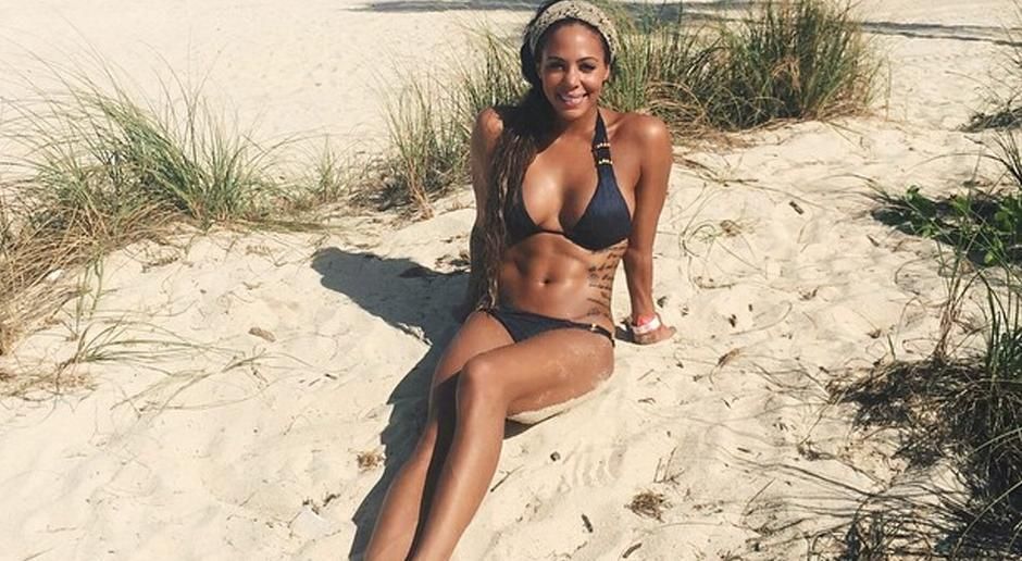 
                <strong>Sydney Leroux </strong><br>
                US-Stürmerin Sydney Leroux kann sich und ihren Körper durchaus sehen lassen. Das scheint sie selbst auch zu wissen. Denn Tattoo-Fan Leroux versorgt ihre Follower bei Instagram immer wieder mit Bildern von sich im Bikini am Strand.
              