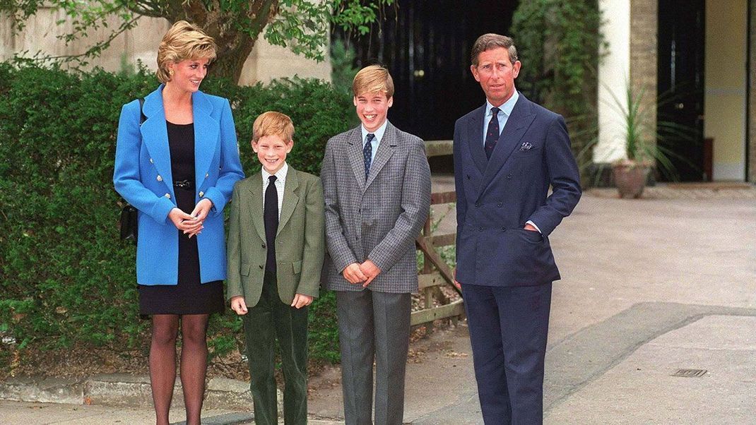 Ein Familienportrait von Diana, der Princess of Wales, Prince Charles und den gemeinsamen beiden Söhnen William und Harry.