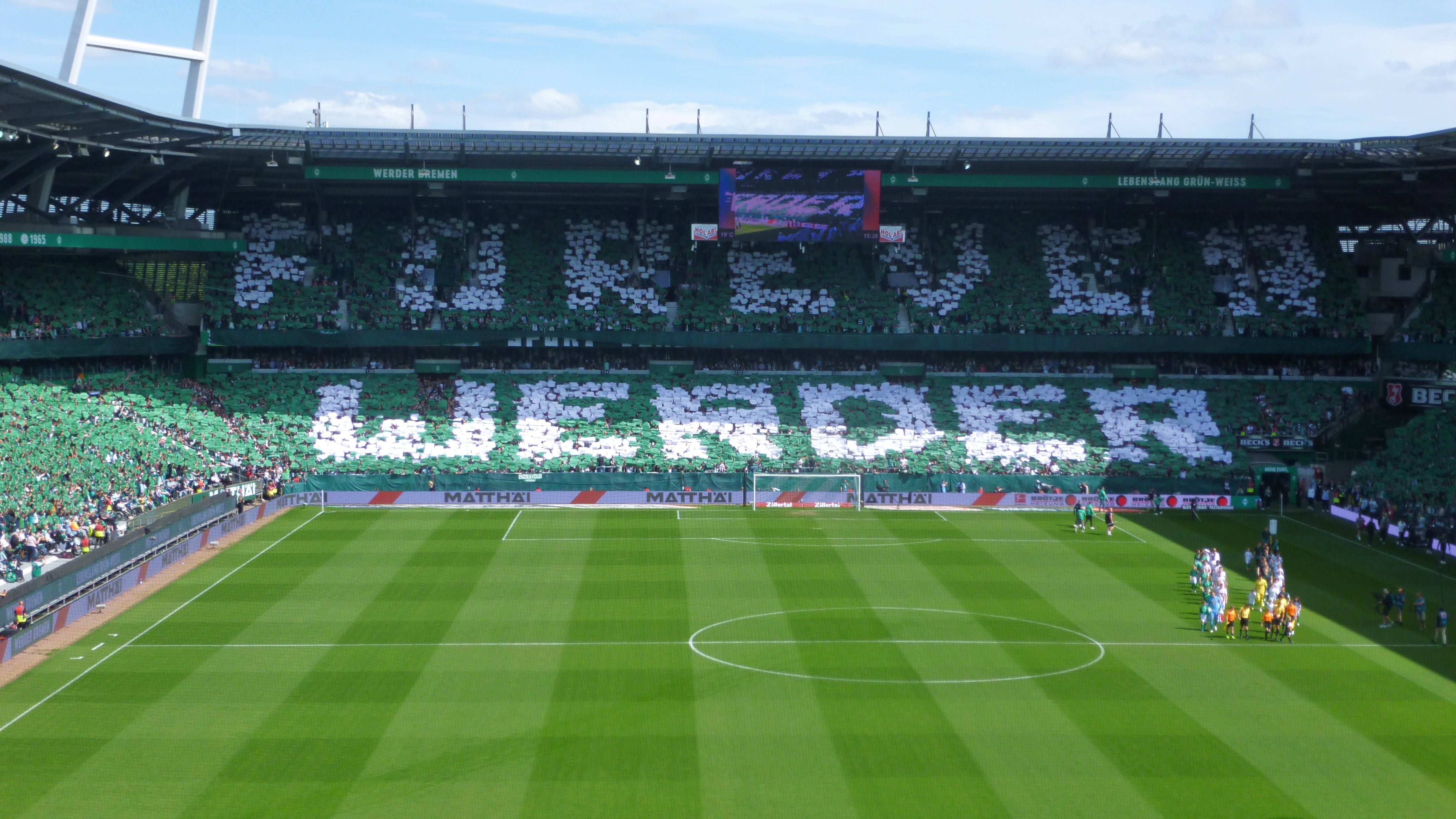 <strong>Werder Bremen</strong><br>Mit dem Einstieg eines nachhaltigkeitsorientierten skandinavischen Investors wurde aus dem ehrwürdigen SV Werder der <strong>"GreenWhite Global FC"</strong>. Der Verein tritt jetzt mit grünem Wasserstoff im Trikot an, das Stadion heißt "Nordsee Climate Dome", und es gibt ein eigenes Craftbier aus Algenschaum.